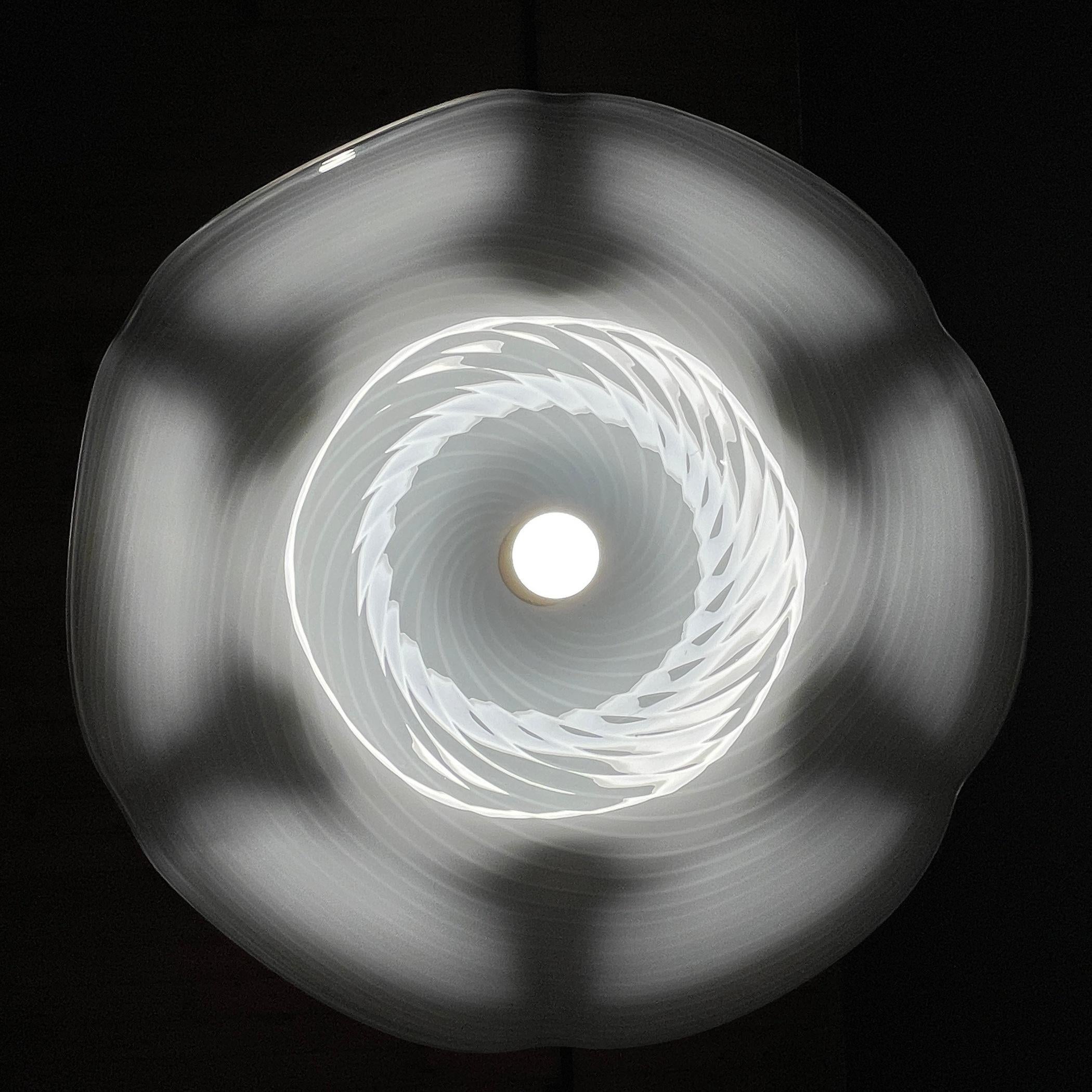 Grande lampe suspendue en verre murano blanc Italie 1970 en vente 6