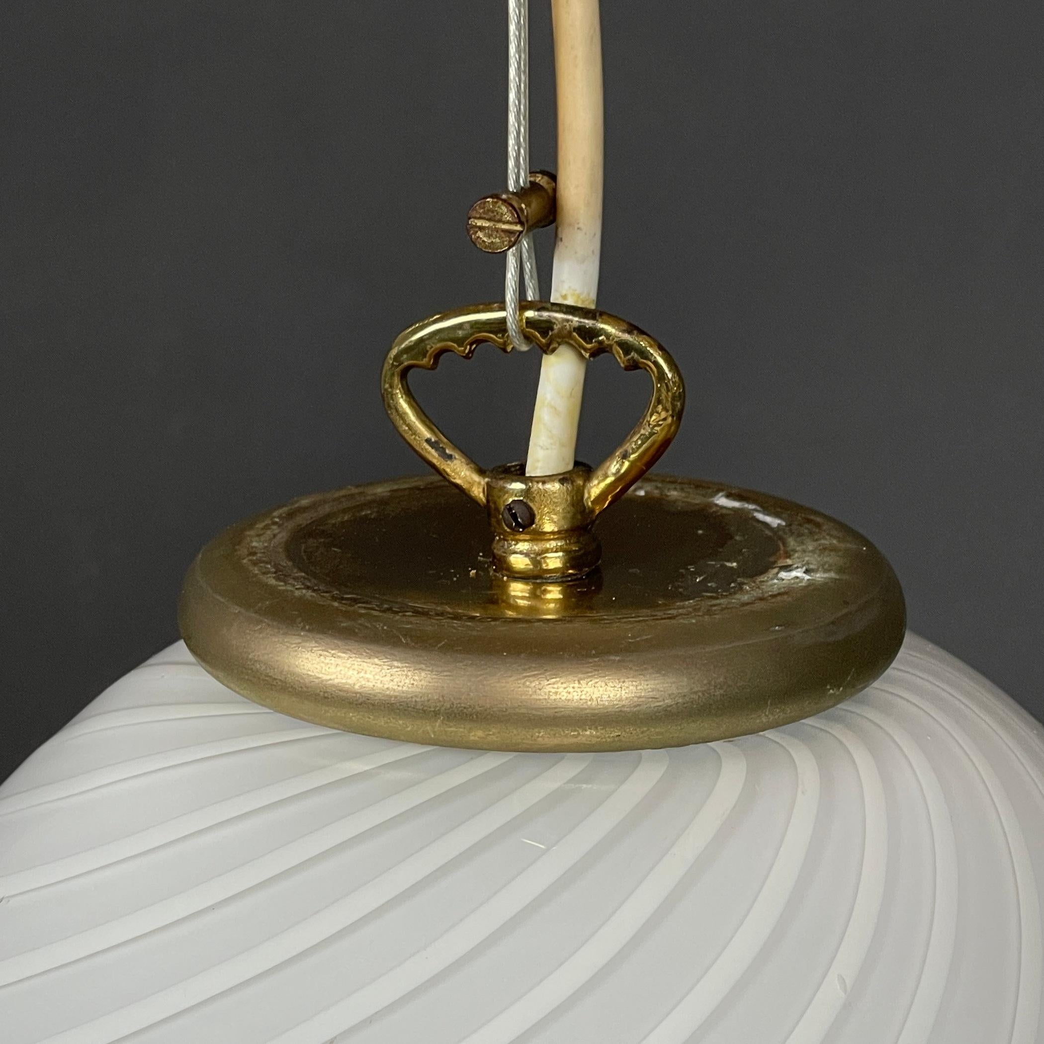 Grande lampe suspendue en verre murano blanc Italie 1970 Bon état - En vente à Miklavž Pri Taboru, SI