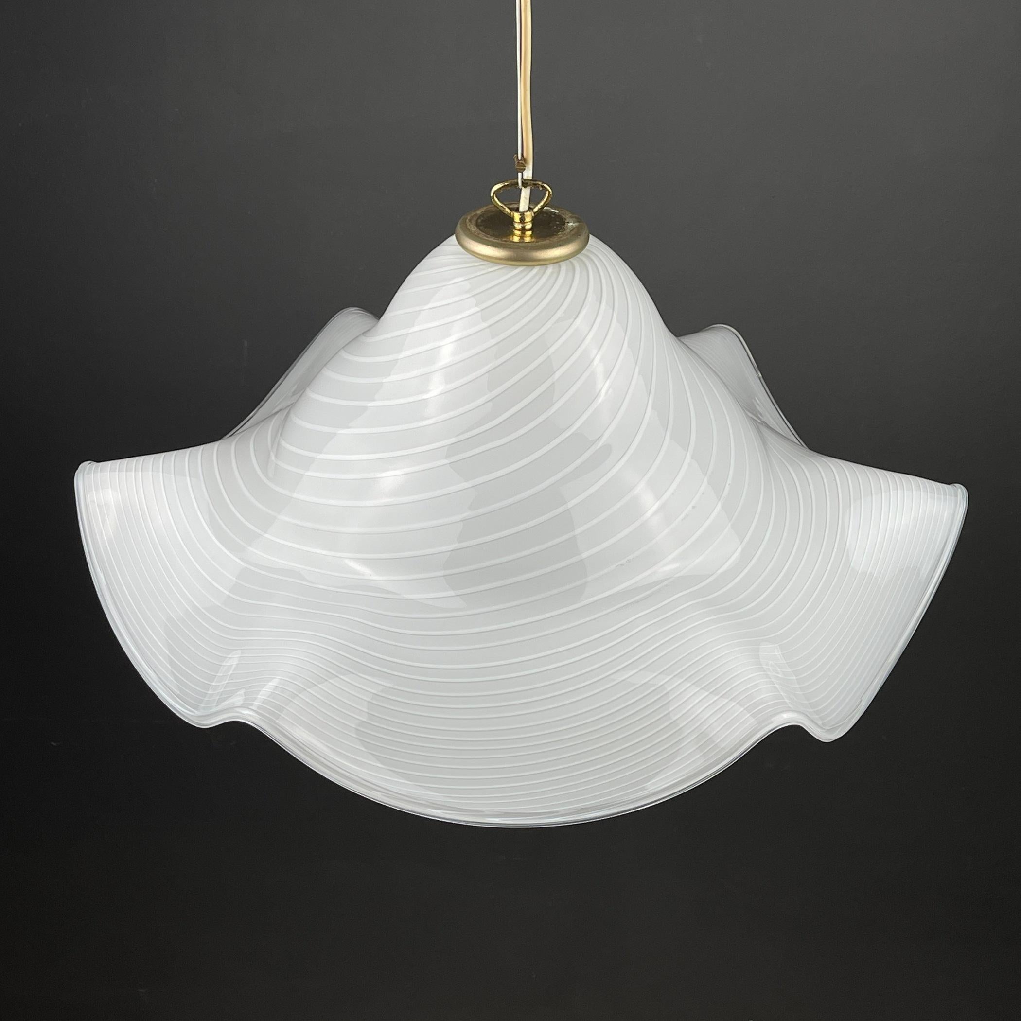 Gran lámpara colgante de cristal de murano blanco Italia años 70 en venta 2