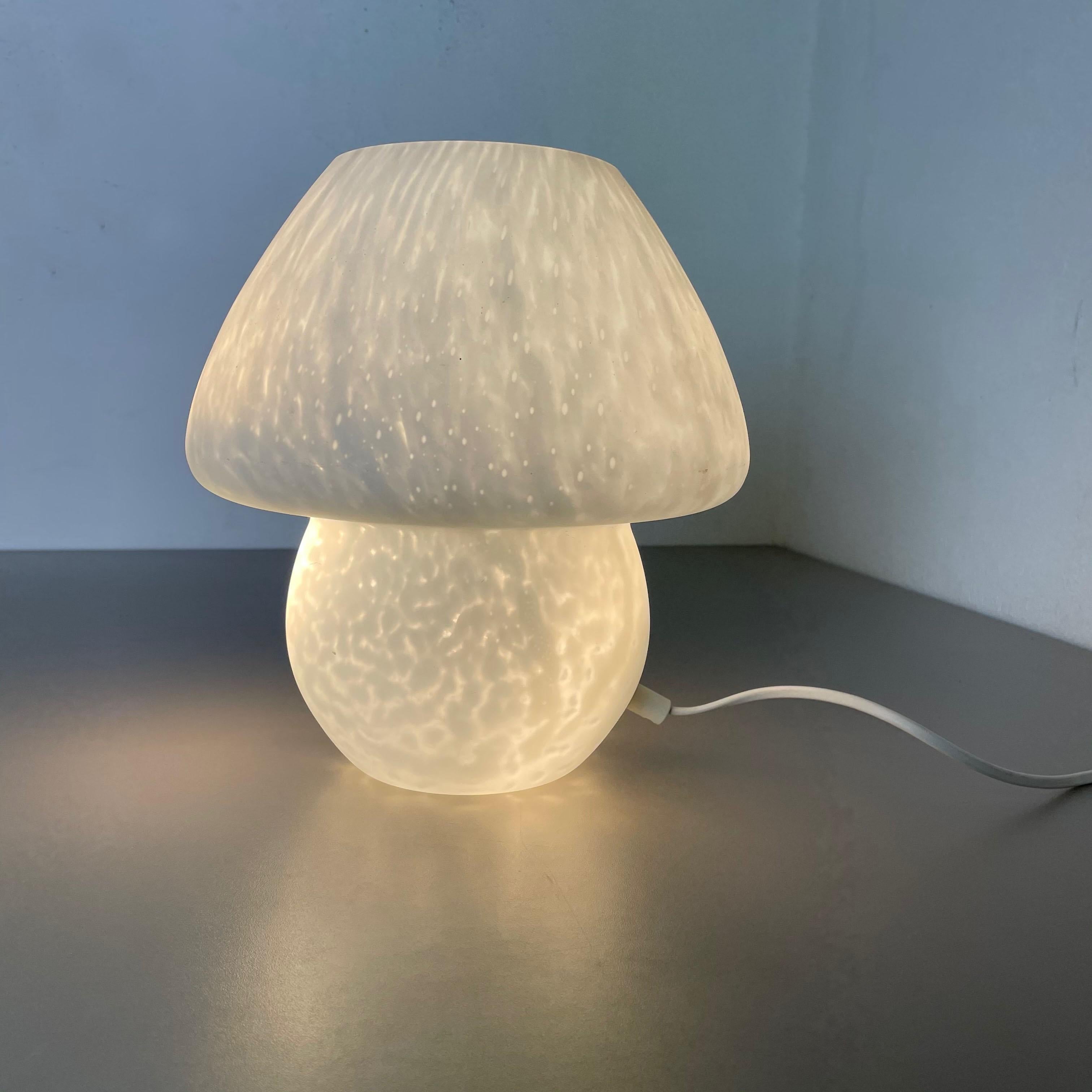 Grande lampe de bureau en verre dépoli blanc Mushroom, Italie, 1970 en vente 8
