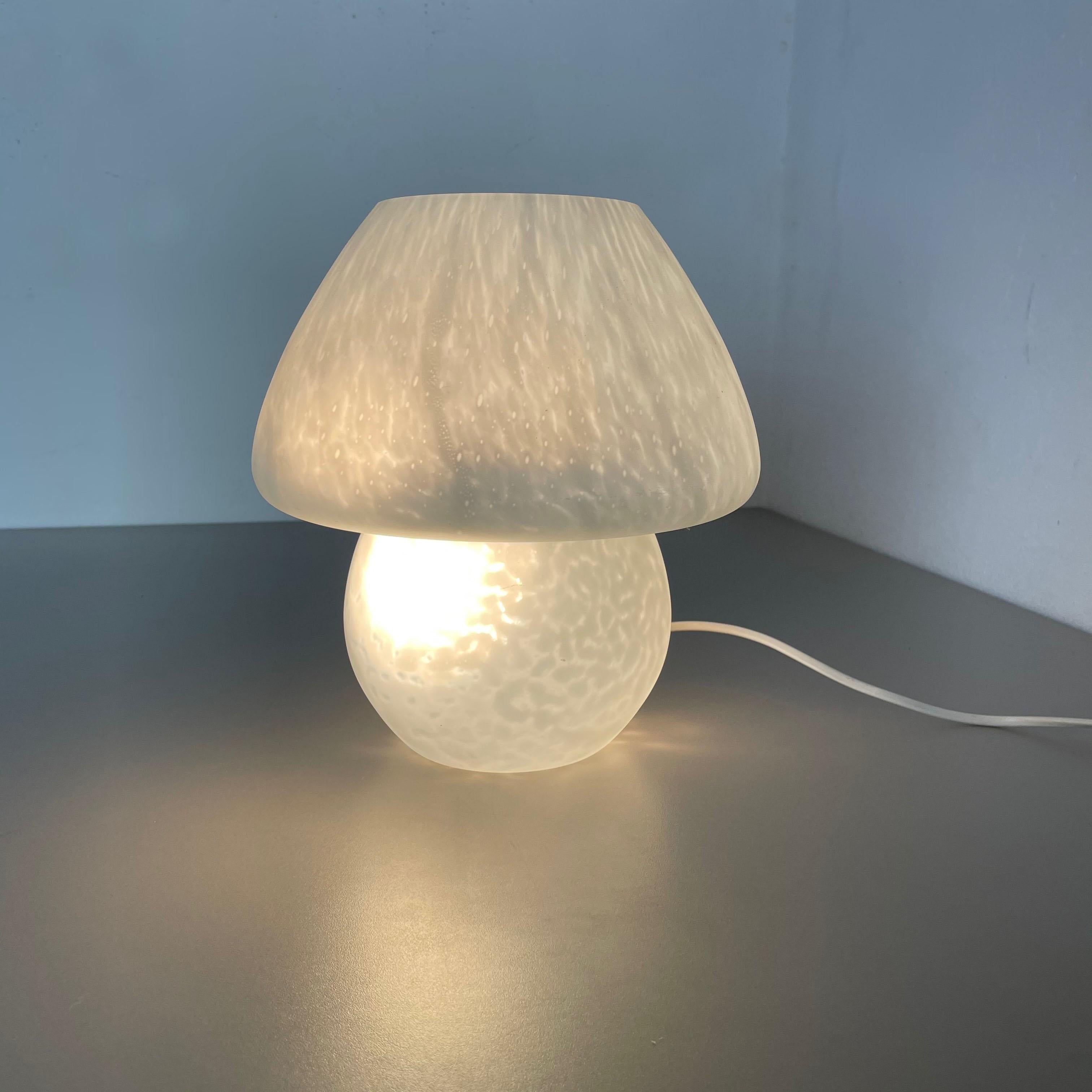 Grande lampe de bureau en verre dépoli blanc Mushroom, Italie, 1970 en vente 10
