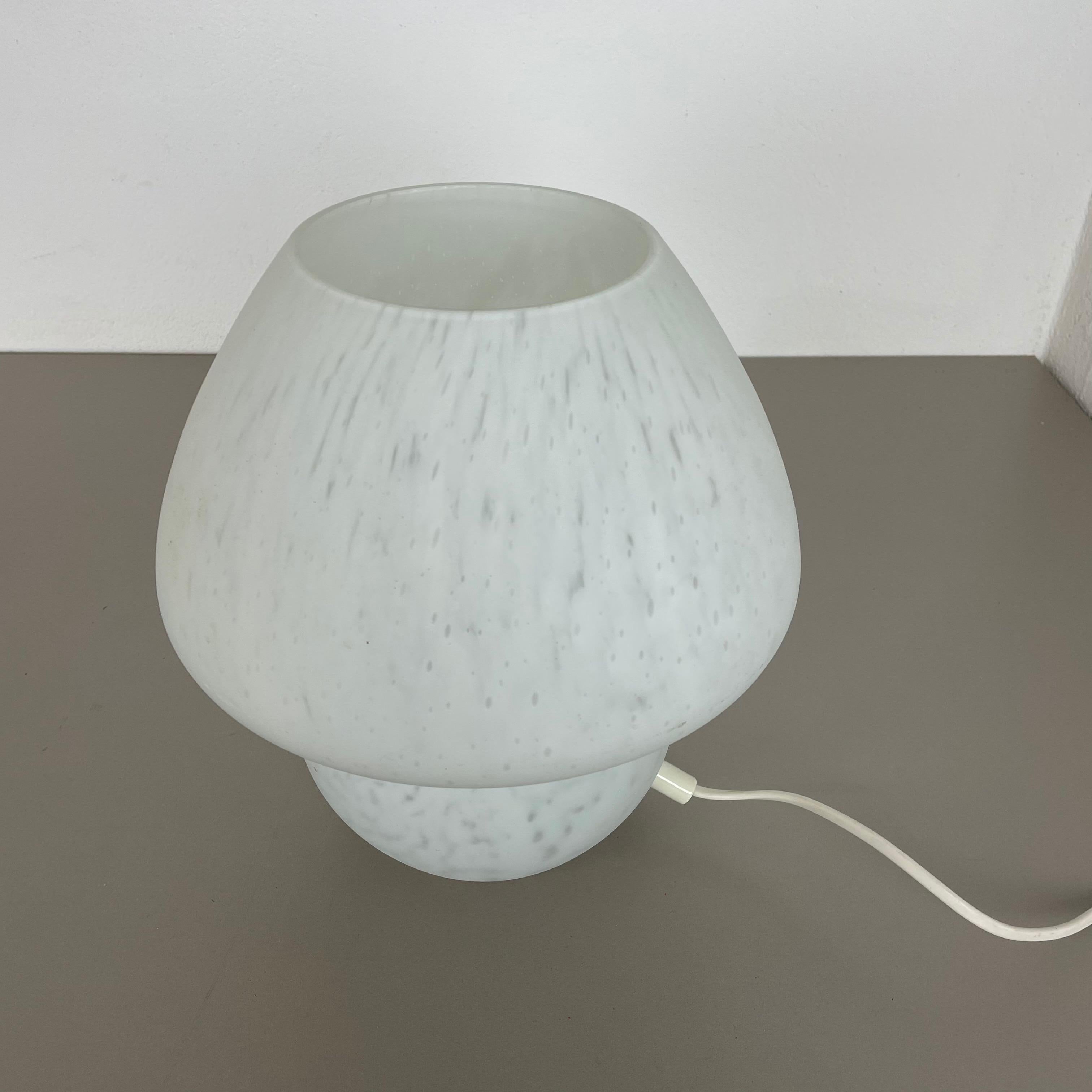 Mid-Century Modern Grande lampe de bureau en verre dépoli blanc Mushroom, Italie, 1970 en vente