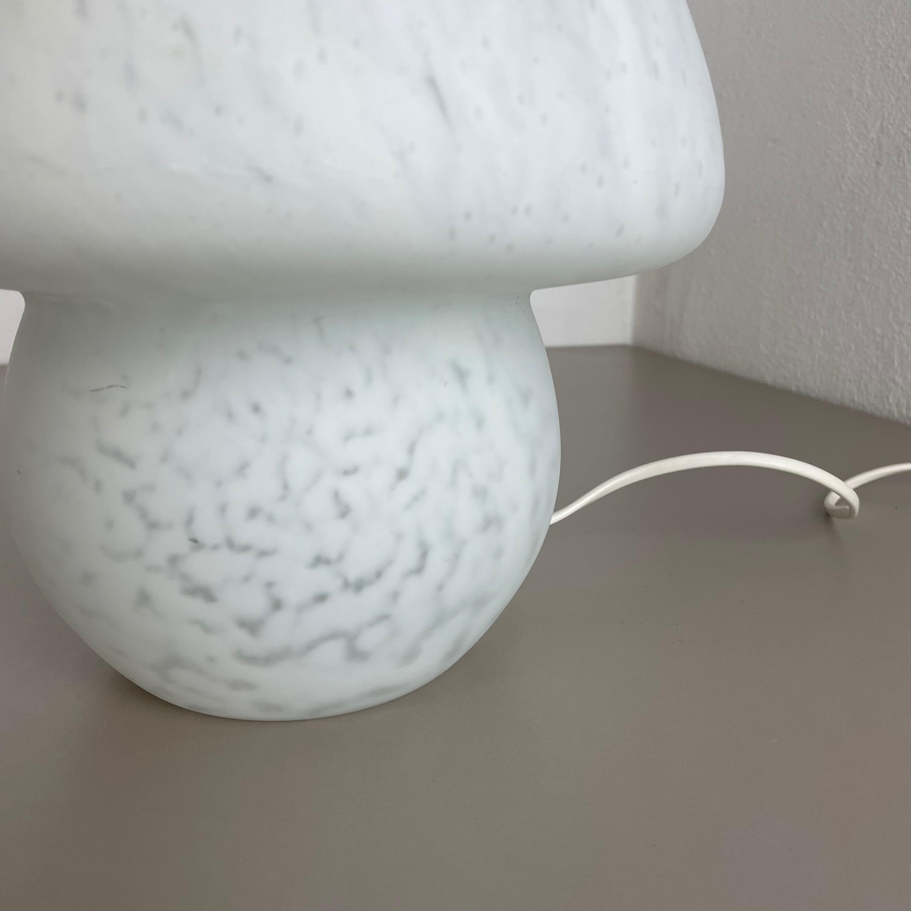Grande lampe de bureau en verre dépoli blanc Mushroom, Italie, 1970 en vente 2