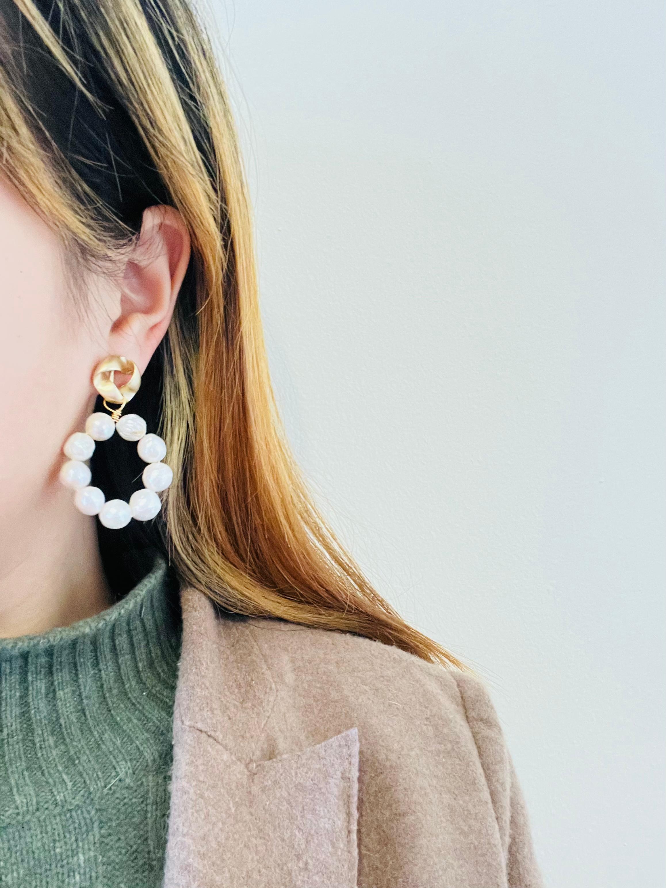 Women's or Men's Large White Natural Pearls Circle Round Hoop Retro Pierced Drop Gold Earrings For Sale
