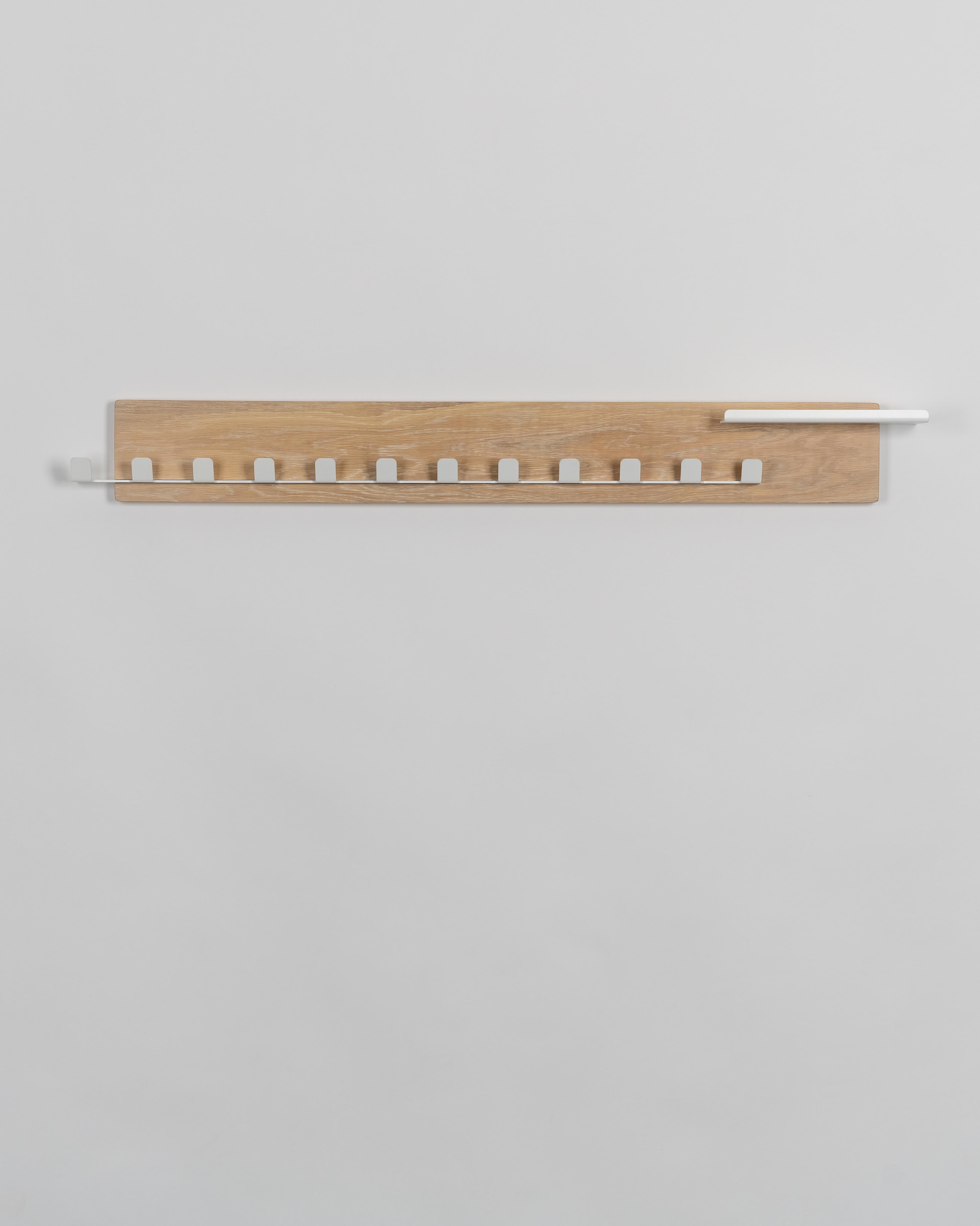 Grande appendiabiti in Oak bianco con metallo verniciato a polvere bianco - The Modern Scandinavian

Questo appendiabiti dalle dimensioni generose è un raffinato mix di quercia bianca naturale e metallo verniciato a polvere di colore bianco, che