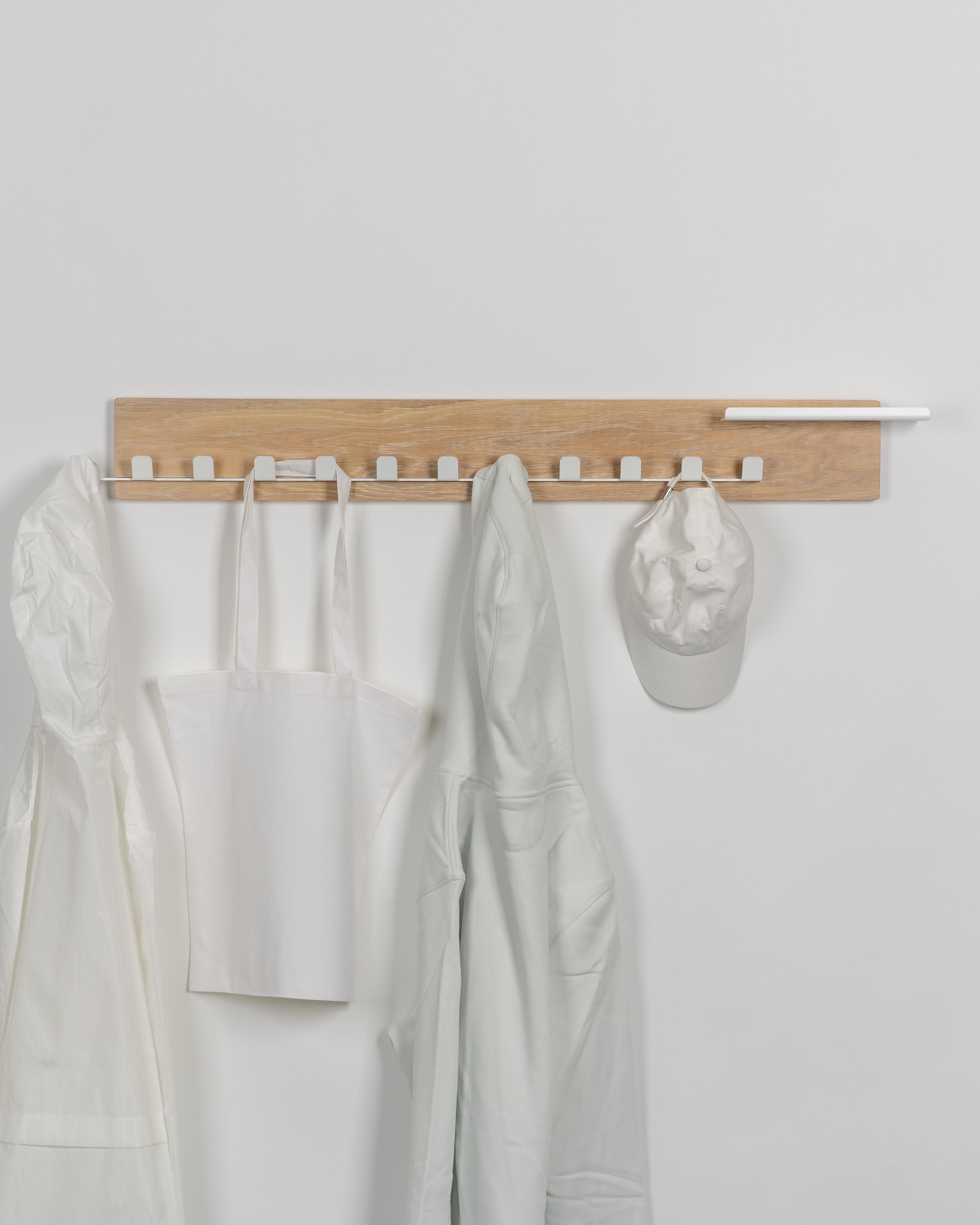 Scandinavo moderno Grande appendiabiti in Oak bianco con metallo verniciato a polvere bianco - The Modern Scandinavian in vendita