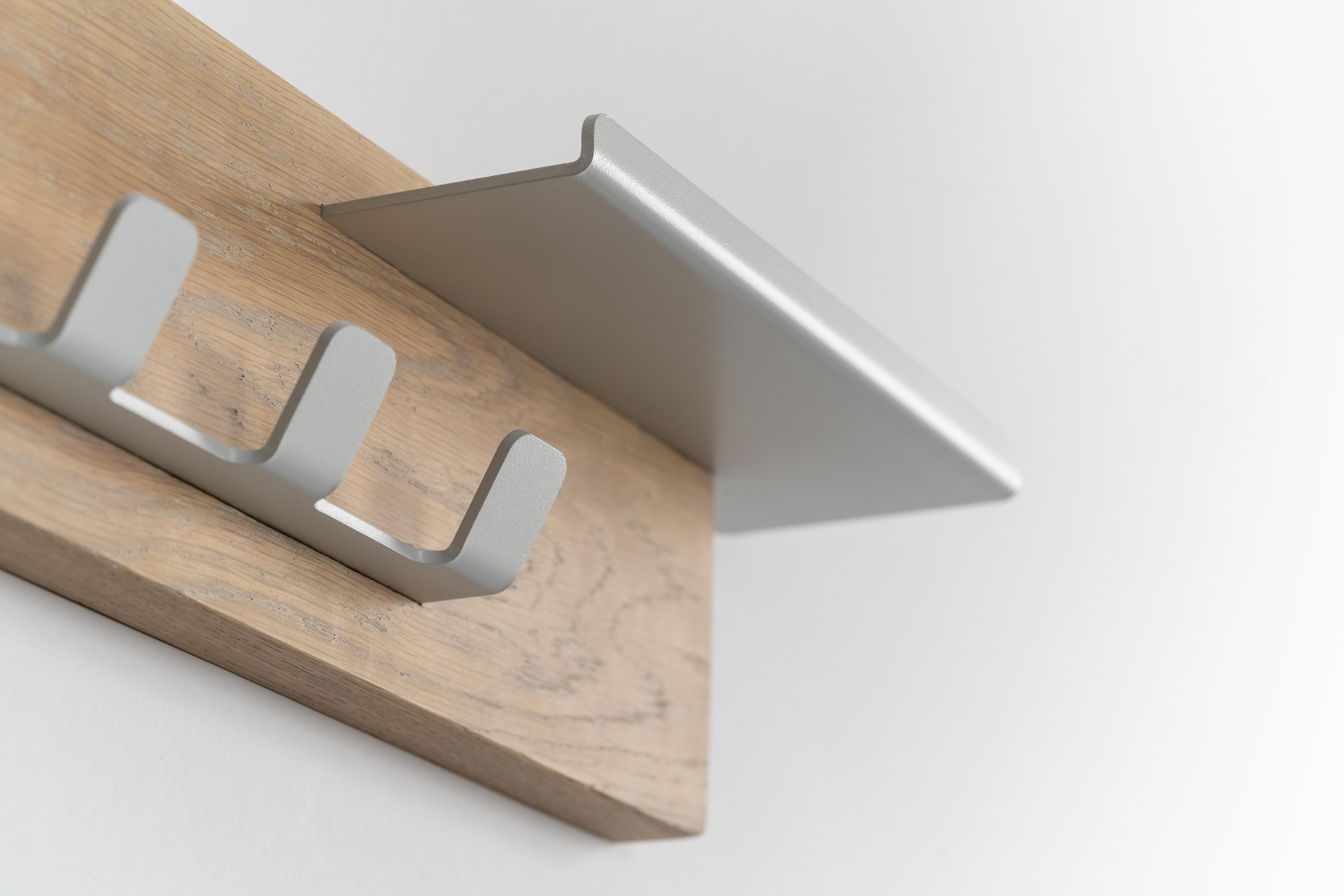Grande appendiabiti in Oak bianco con metallo verniciato a polvere bianco - The Modern Scandinavian In condizioni Nuovo in vendita a Tualatin, OR