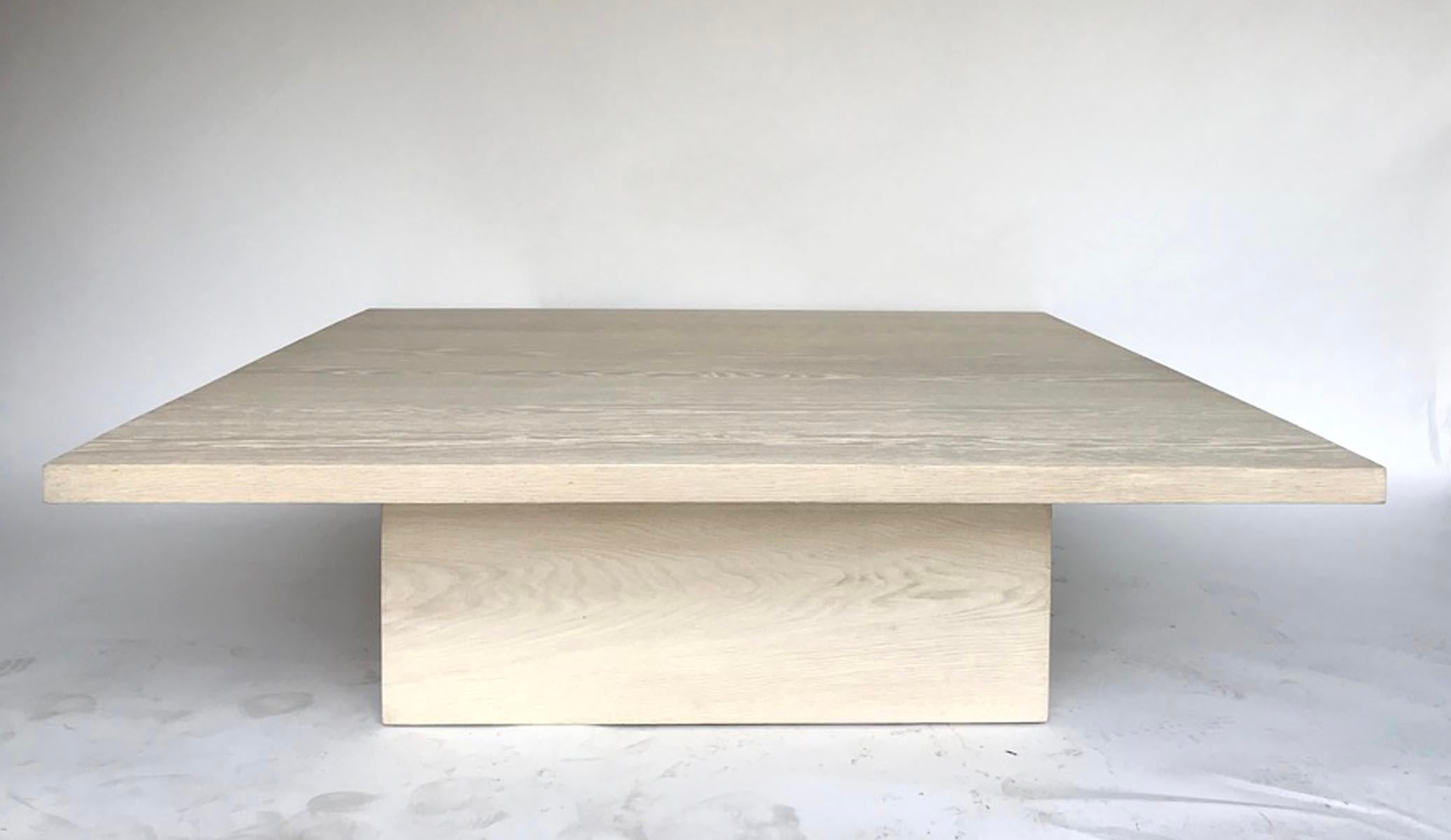 Table basse en chêne blanc massif avec base cubique à onglet. Cette table basse de 60 par 60 pouces est disponible hors sol mais peut également être fabriquée dans des dimensions personnalisées. Finition en chêne clair. Délai de livraison : 12 à 14