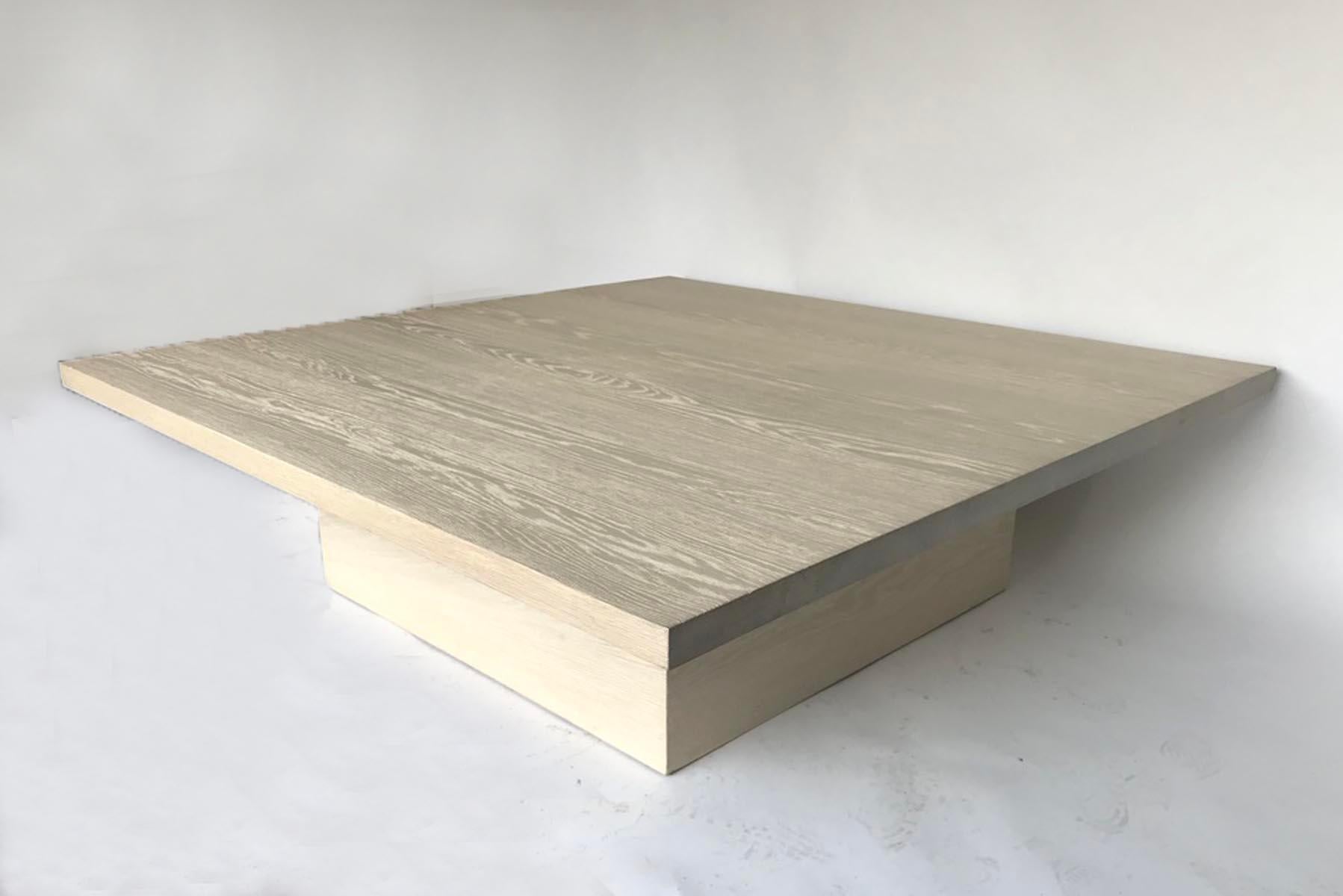Moderne Grande table basse en chêne blanc personnalisée avec base cubique par Dos Gallos Studio en vente