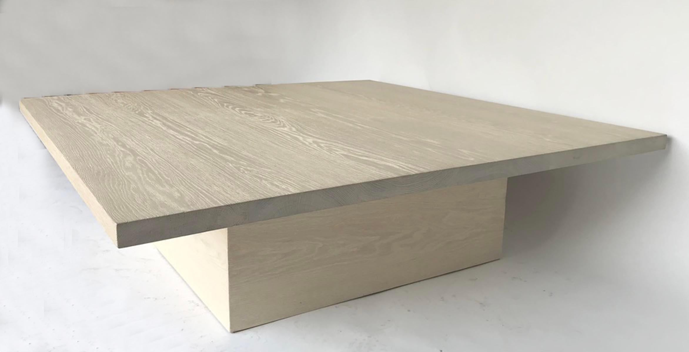 Américain Grande table basse en chêne blanc personnalisée avec base cubique par Dos Gallos Studio en vente