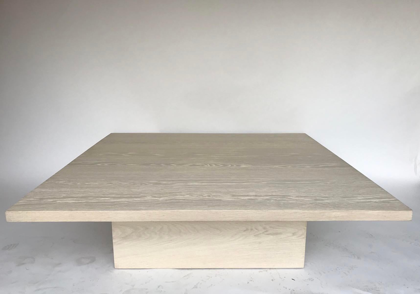 Grande table basse en chêne blanc personnalisée avec base cubique par Dos Gallos Studio Neuf - En vente à Los Angeles, CA