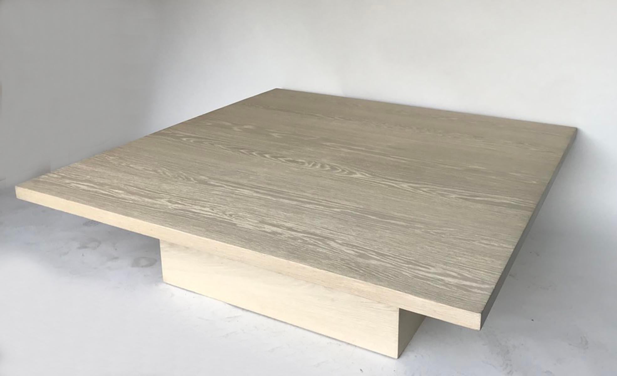 XXIe siècle et contemporain Grande table basse en chêne blanc personnalisée avec base cubique par Dos Gallos Studio en vente