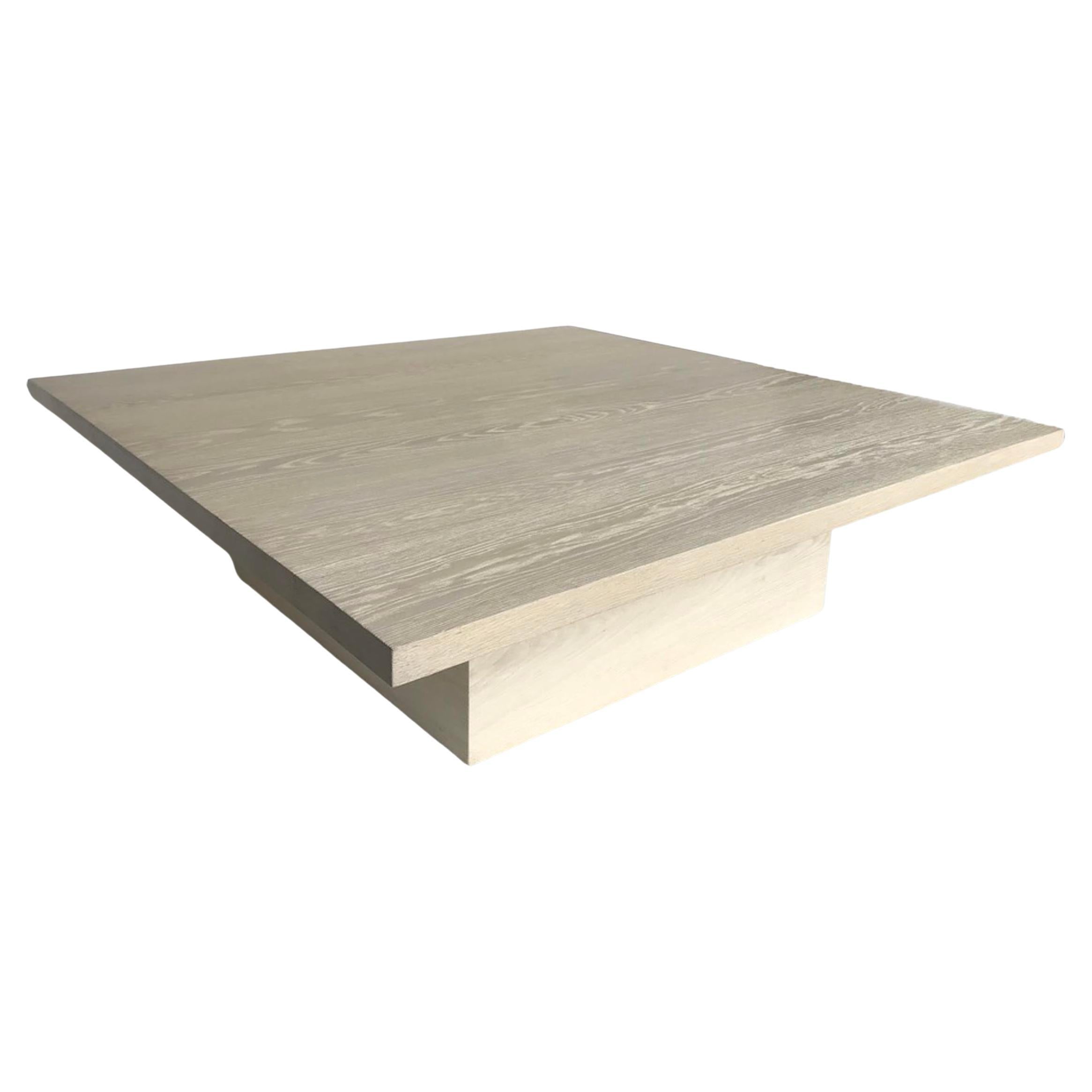 Grande table basse en chêne blanc personnalisée avec base cubique par Dos Gallos Studio en vente