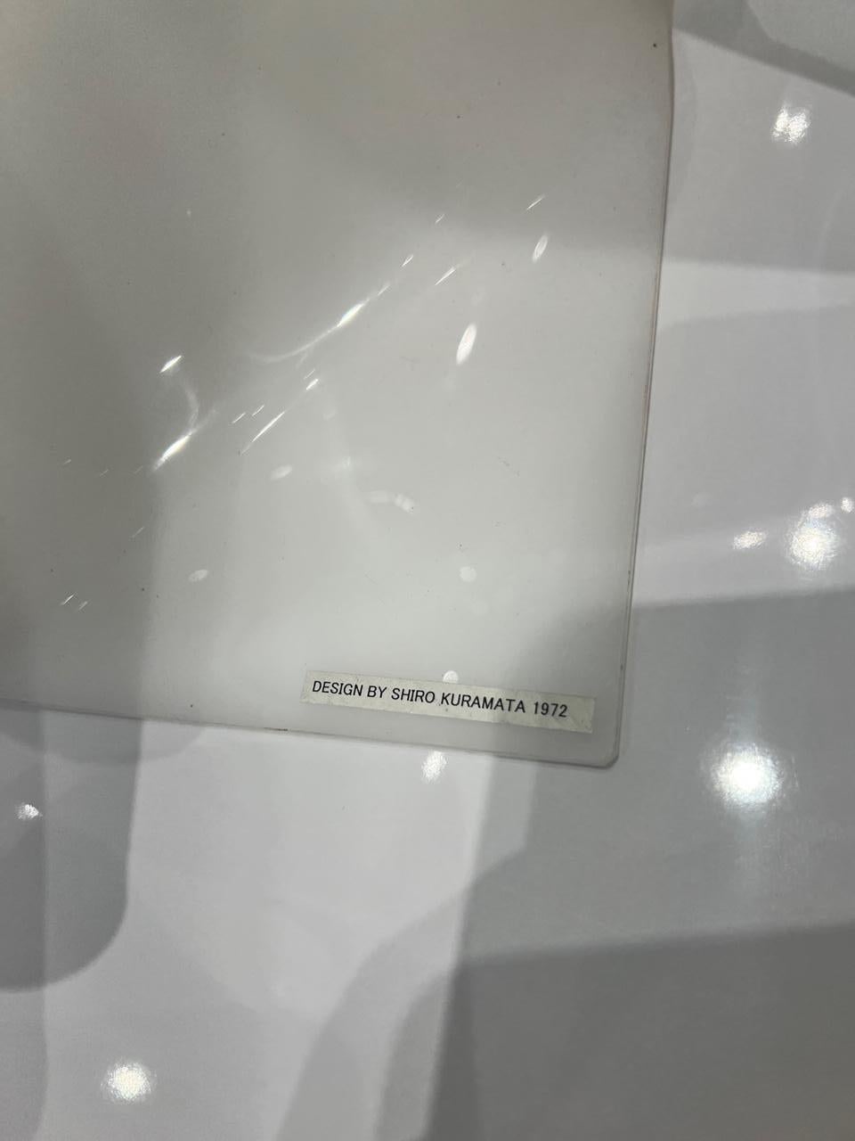 Cette lampe fantôme de Shiro Kuramata. Un nouveau meuble de collection, c'est une grande pièce de conversation. Le design ingénieux ressemble à un tissu blanc flottant ou suspendu dans l'air. L'abat-jour Ghost, en verre acrylique blanc, est posé sur