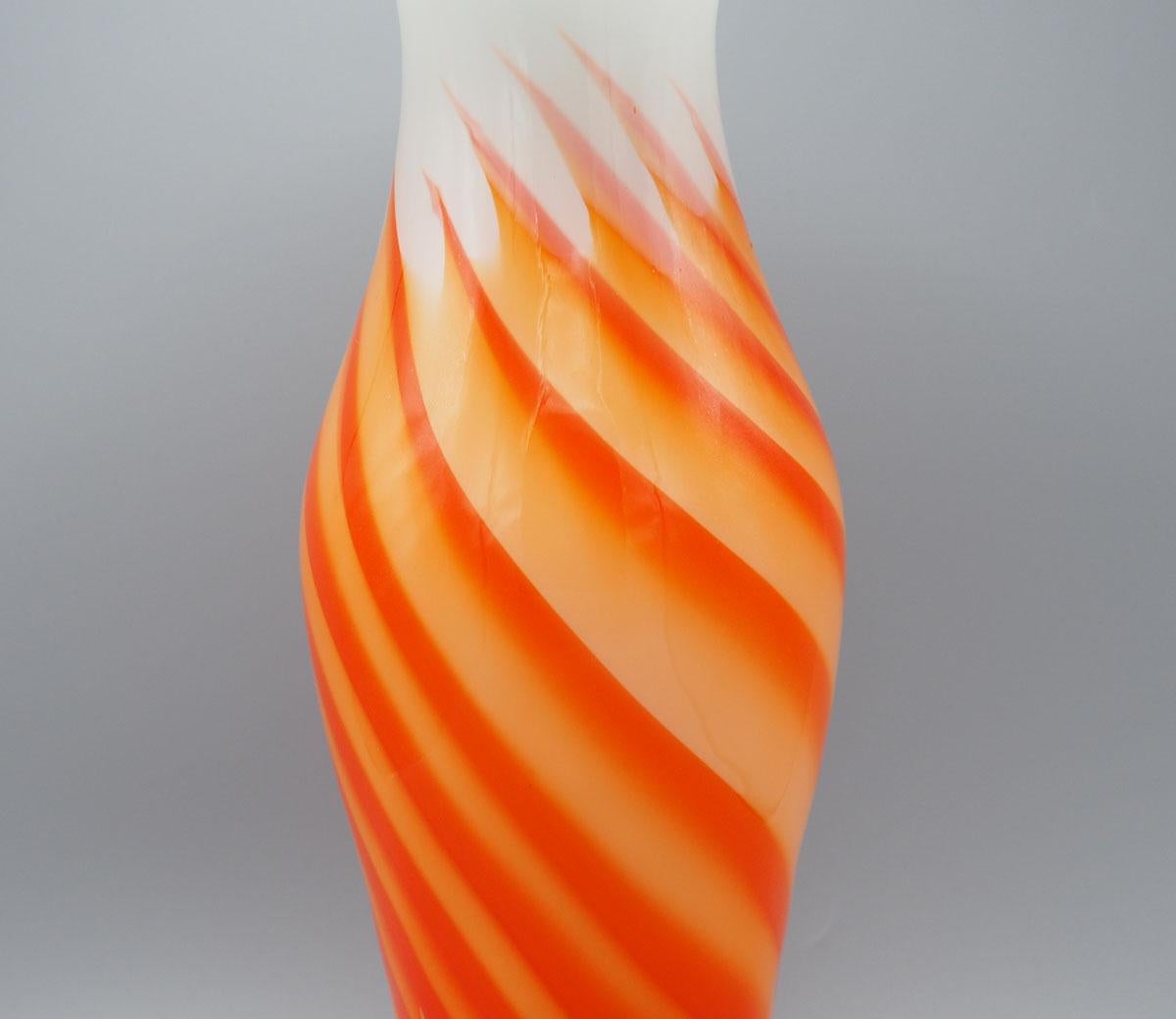 Grand vase en opaline blanche avec tourbillons orange, années 1960 Bon état - En vente à HEILOO, NL