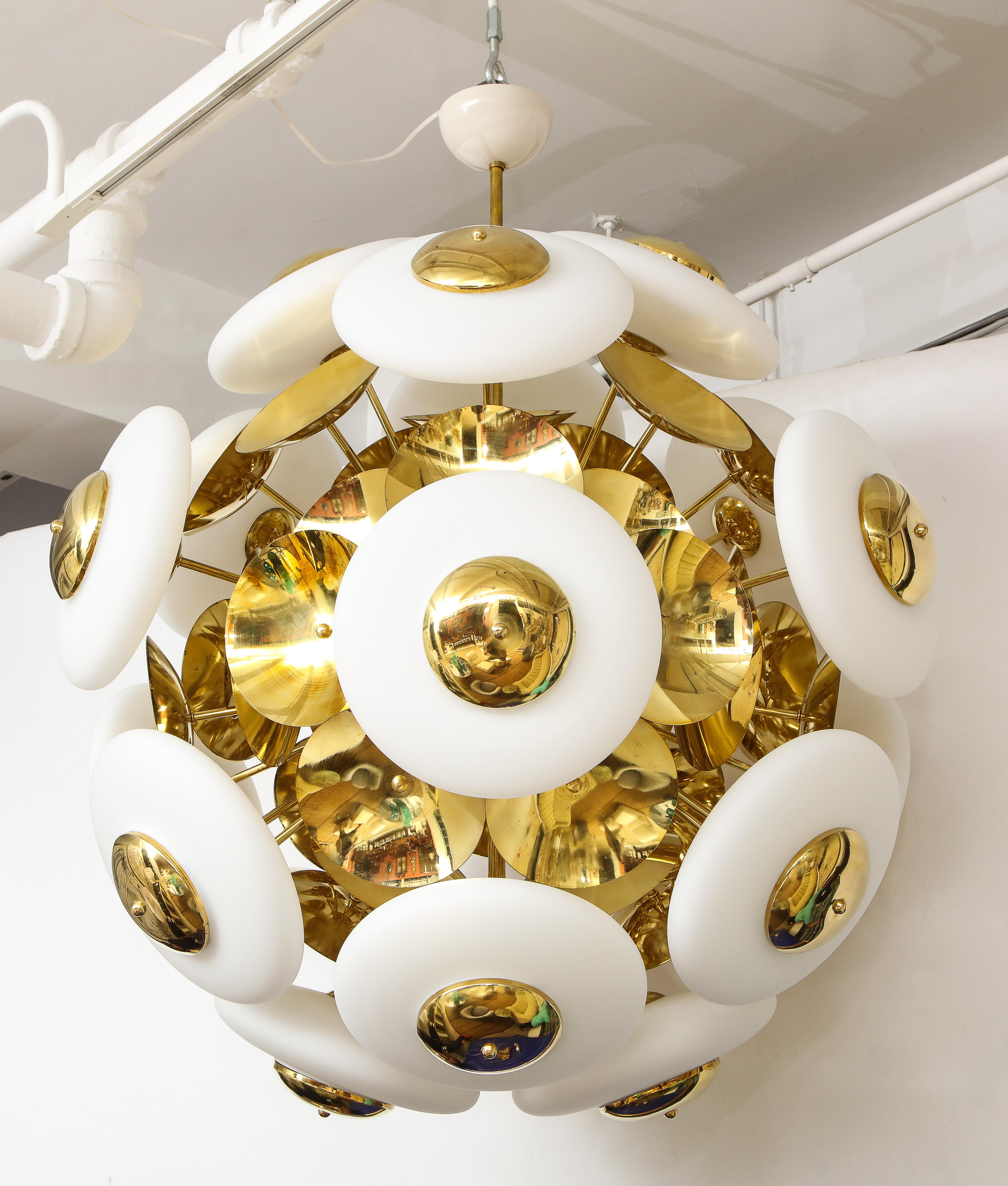 Großer runder Sputnik-Kronleuchter aus weißem Muranoglas und Messing, Italien (21. Jahrhundert und zeitgenössisch)