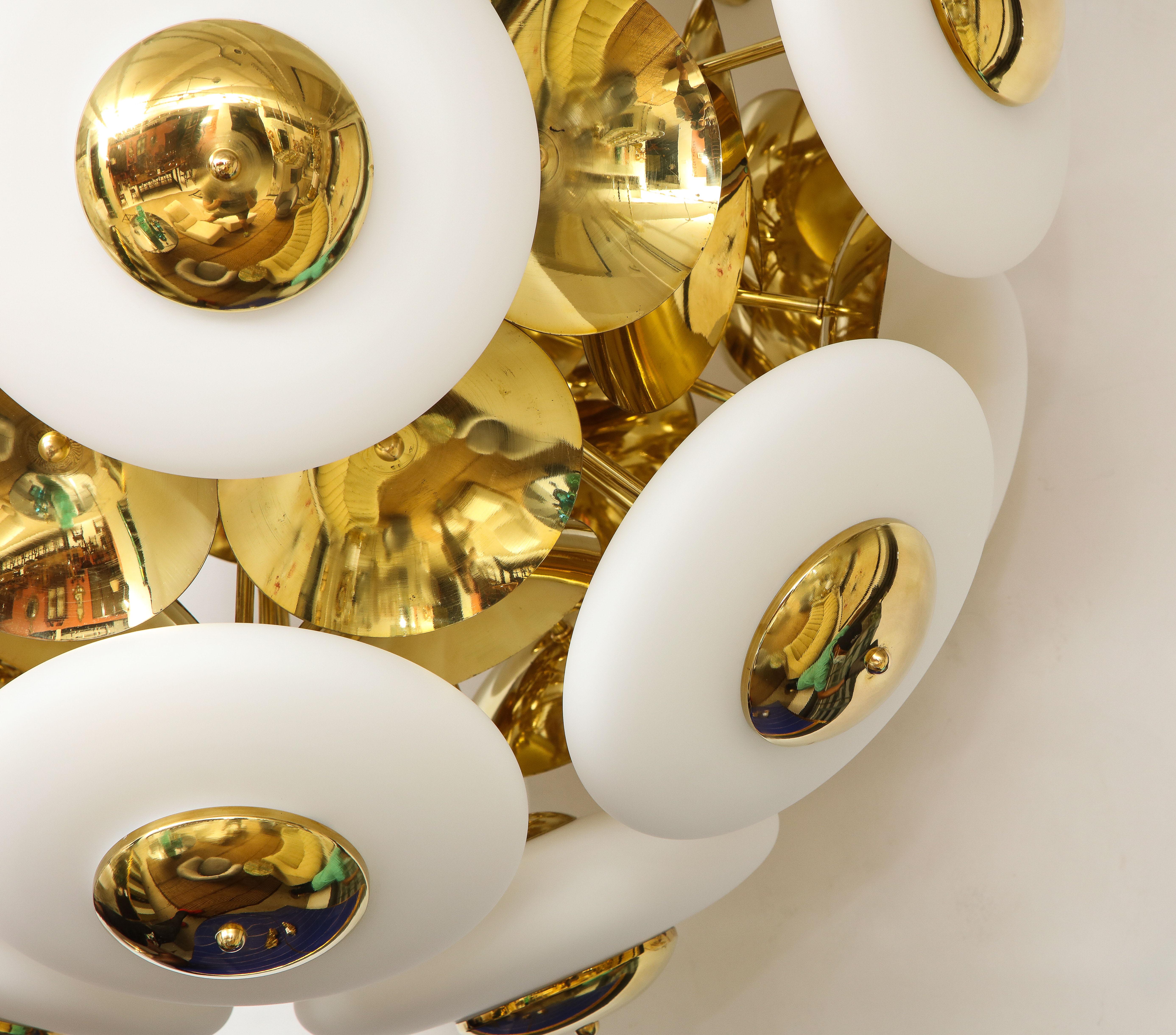 Large White Murano Glass and Brass Sphere Sputnik Round Chandelier, Italy In New Condition In New York, NY