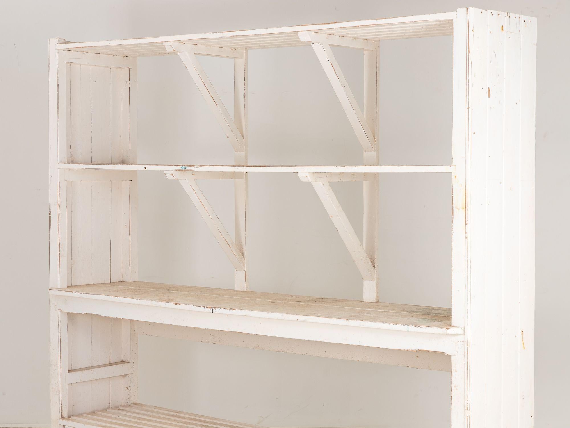 Gran Estantería de Floristería de Madera Pintada de Blanco, Inglesa mediados S. XX en venta 1