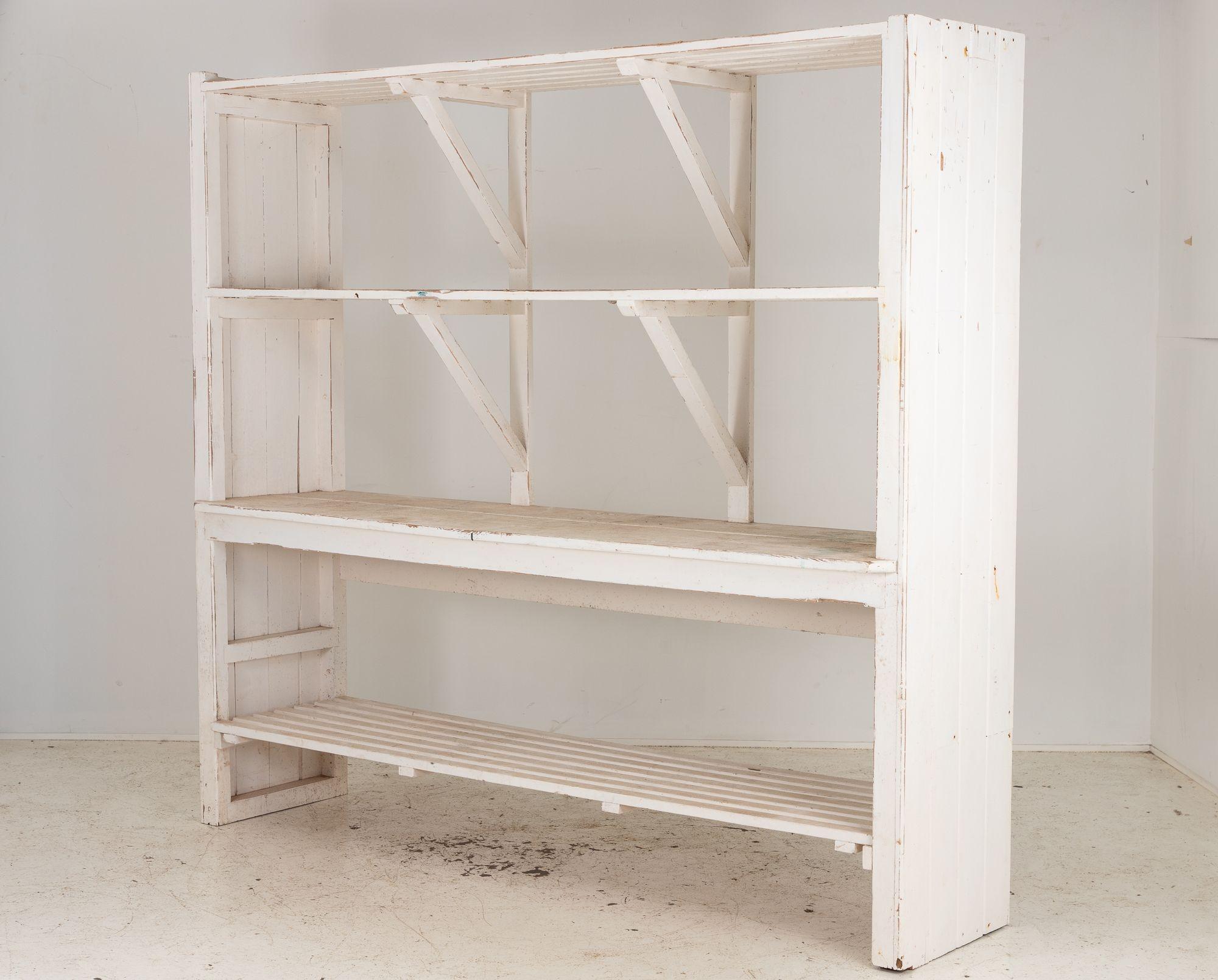 Gran Estantería de Floristería de Madera Pintada de Blanco, Inglesa mediados S. XX en venta 2