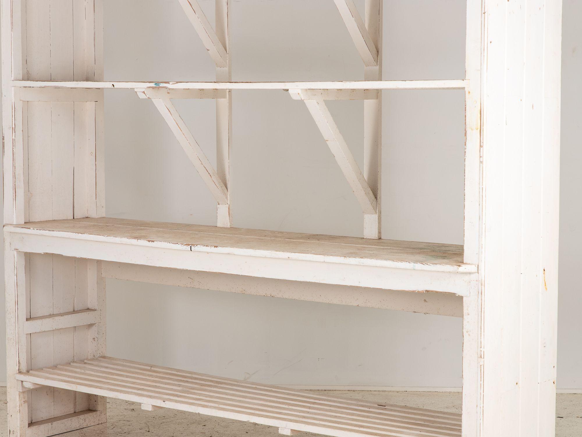 Gran Estantería de Floristería de Madera Pintada de Blanco, Inglesa mediados S. XX en venta 3