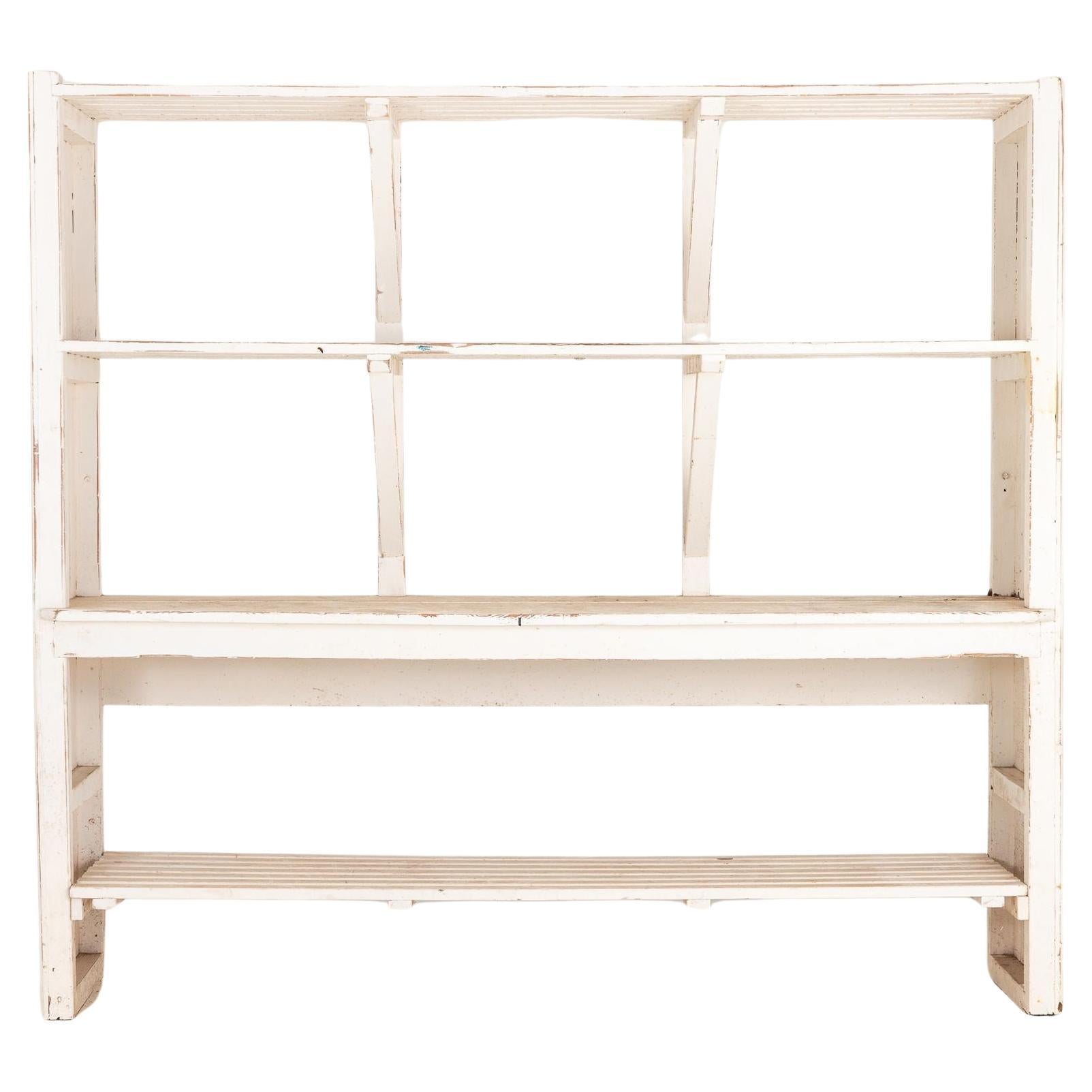 Grande scaffale da fiorista in legno dipinto di bianco, inglese, metà del XX secolo.
