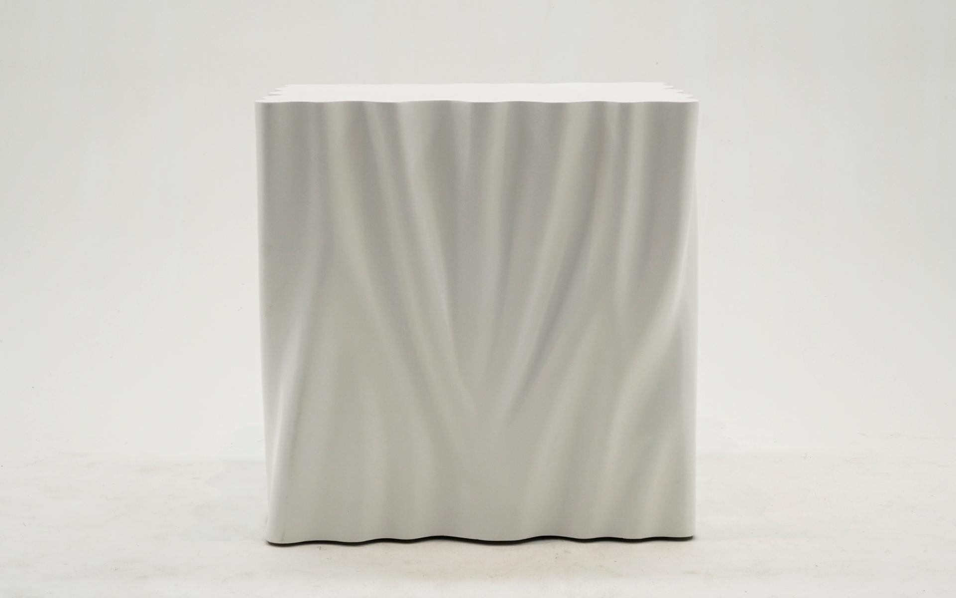 Piédestal / Table blanche conçue par Philippe Starch comme présentoir de magasin à Los Angeles, dans les années 1990.  Nappe en tissu ondulée, organique et drapée.  Les photos ne lui rendent pas justice.  Il a été restauré de manière experte et fini