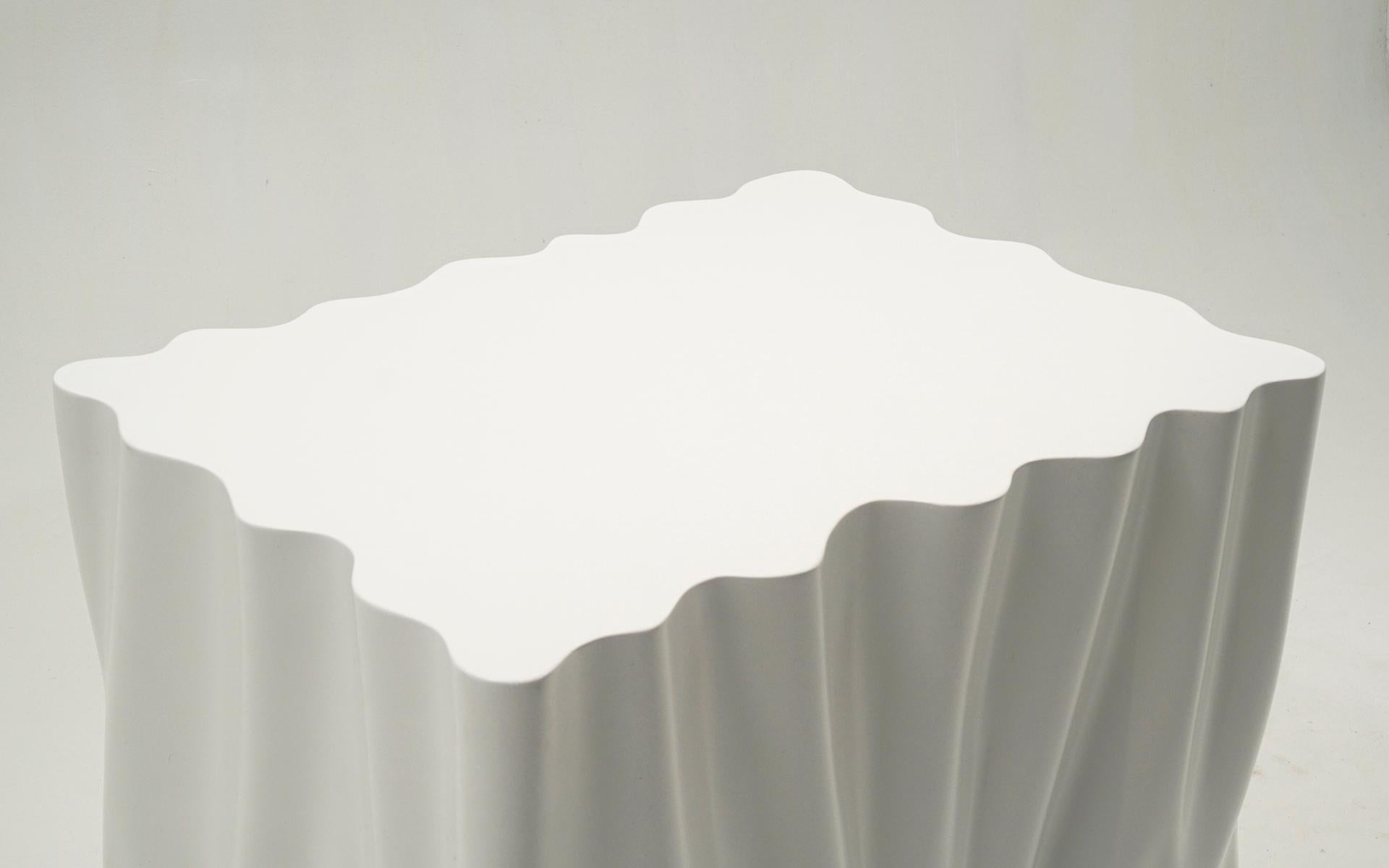 Américain Grand piédestal blanc de Philippe Starck.  Motif de table drapé.  Restauré par des experts en vente