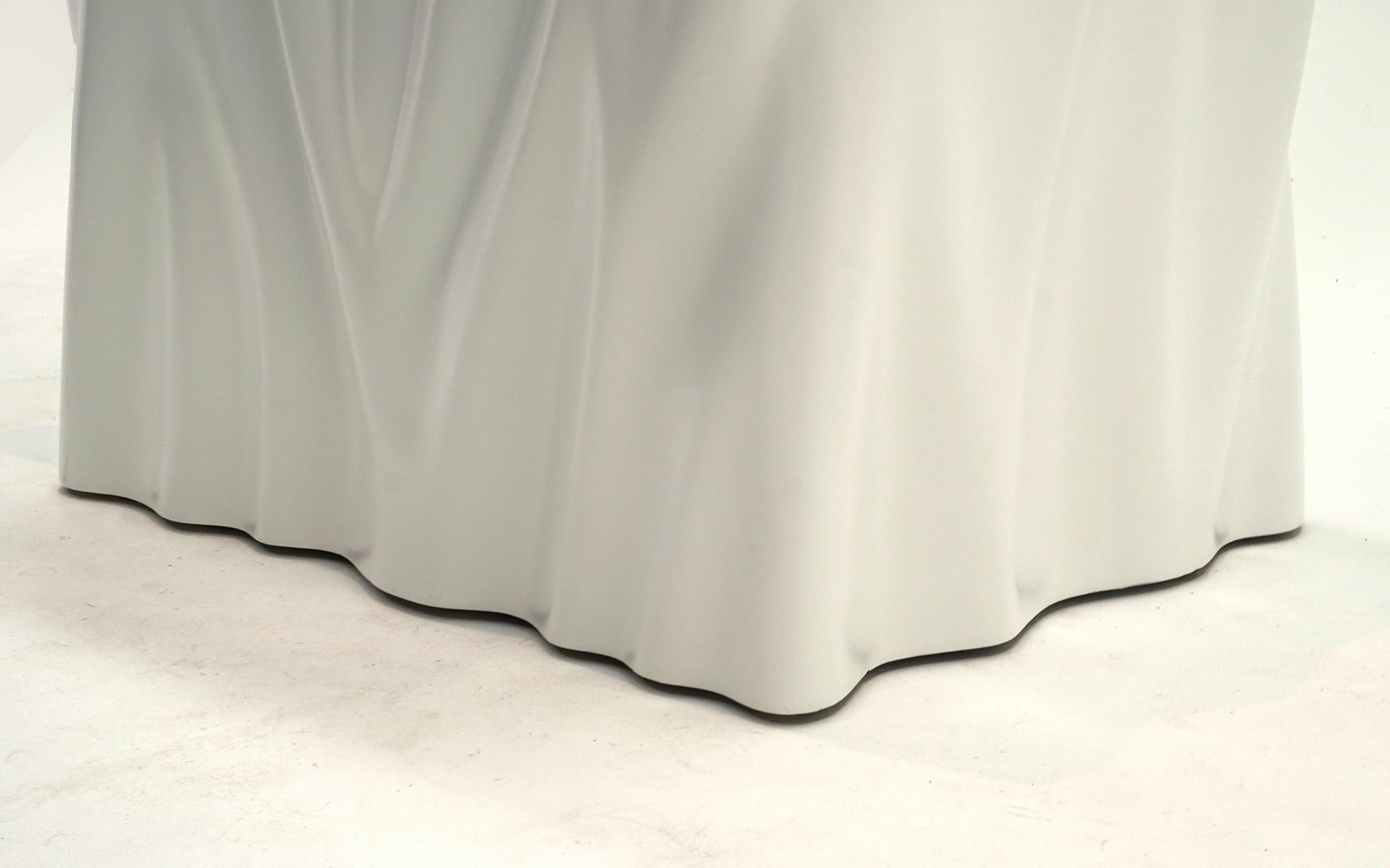 Grand piédestal blanc de Philippe Starck.  Motif de table drapé.  Restauré par des experts Bon état - En vente à Kansas City, MO
