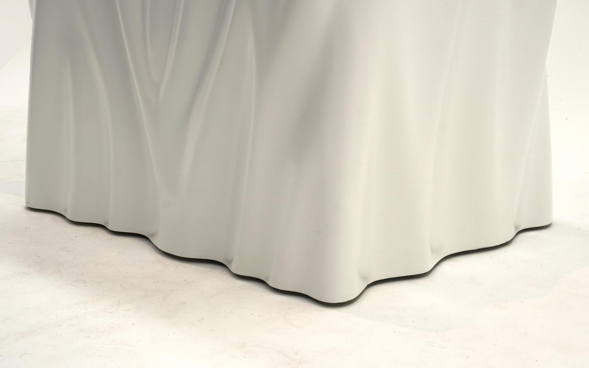 Pedestal blanco grande de Philippe Starck.  Motivo de mesa drapeada.  Restaurado por expertos en Bueno estado para la venta en Kansas City, MO