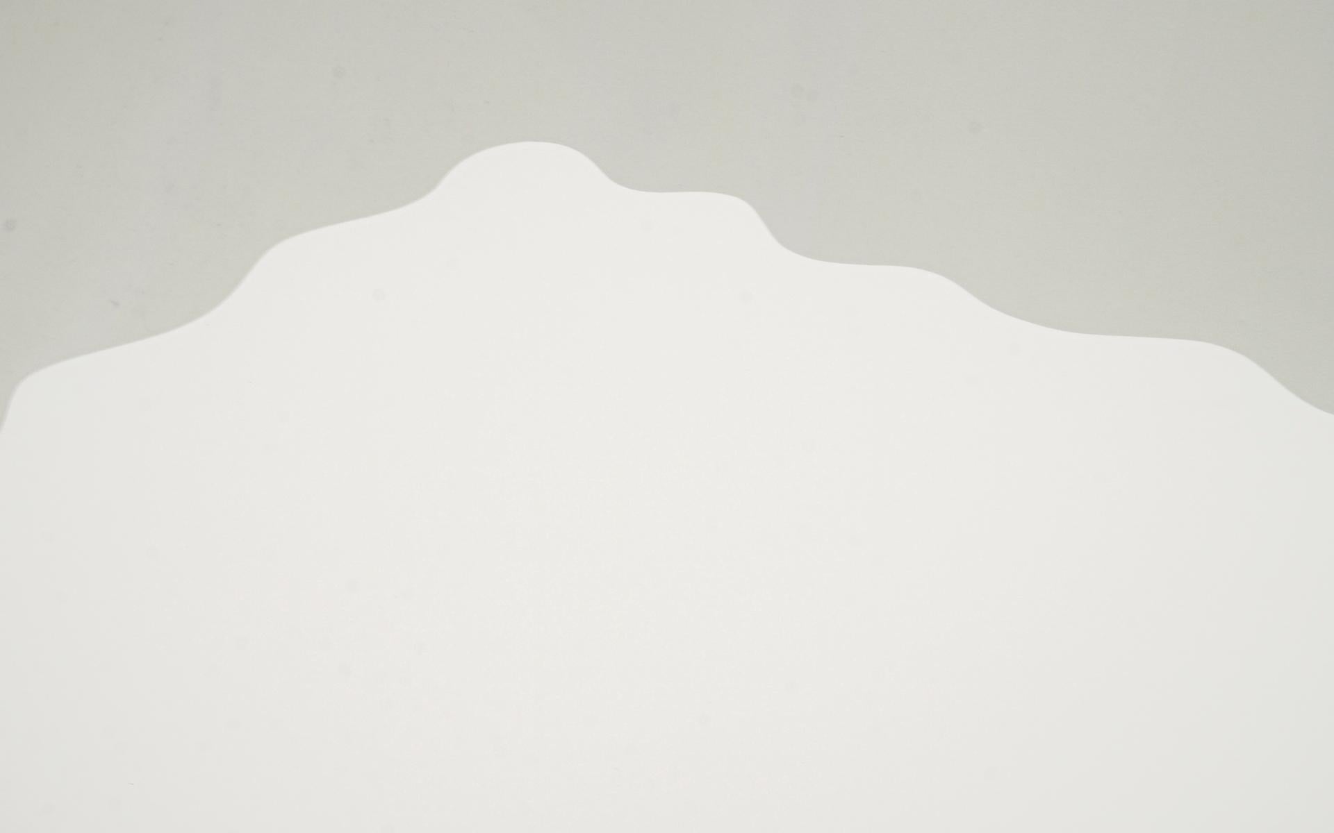 Fin du 20e siècle Grand piédestal blanc de Philippe Starck.  Motif de table drapé.  Restauré par des experts en vente