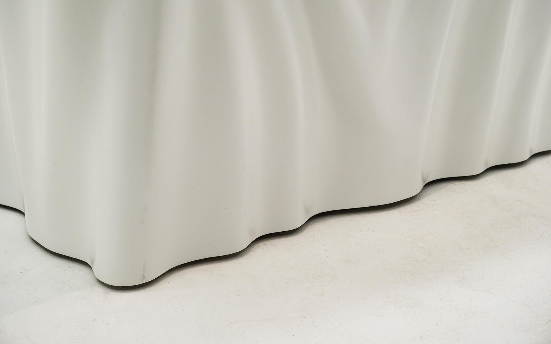Bois Grand piédestal blanc de Philippe Starck.  Motif de table drapé.  Restauré par des experts en vente
