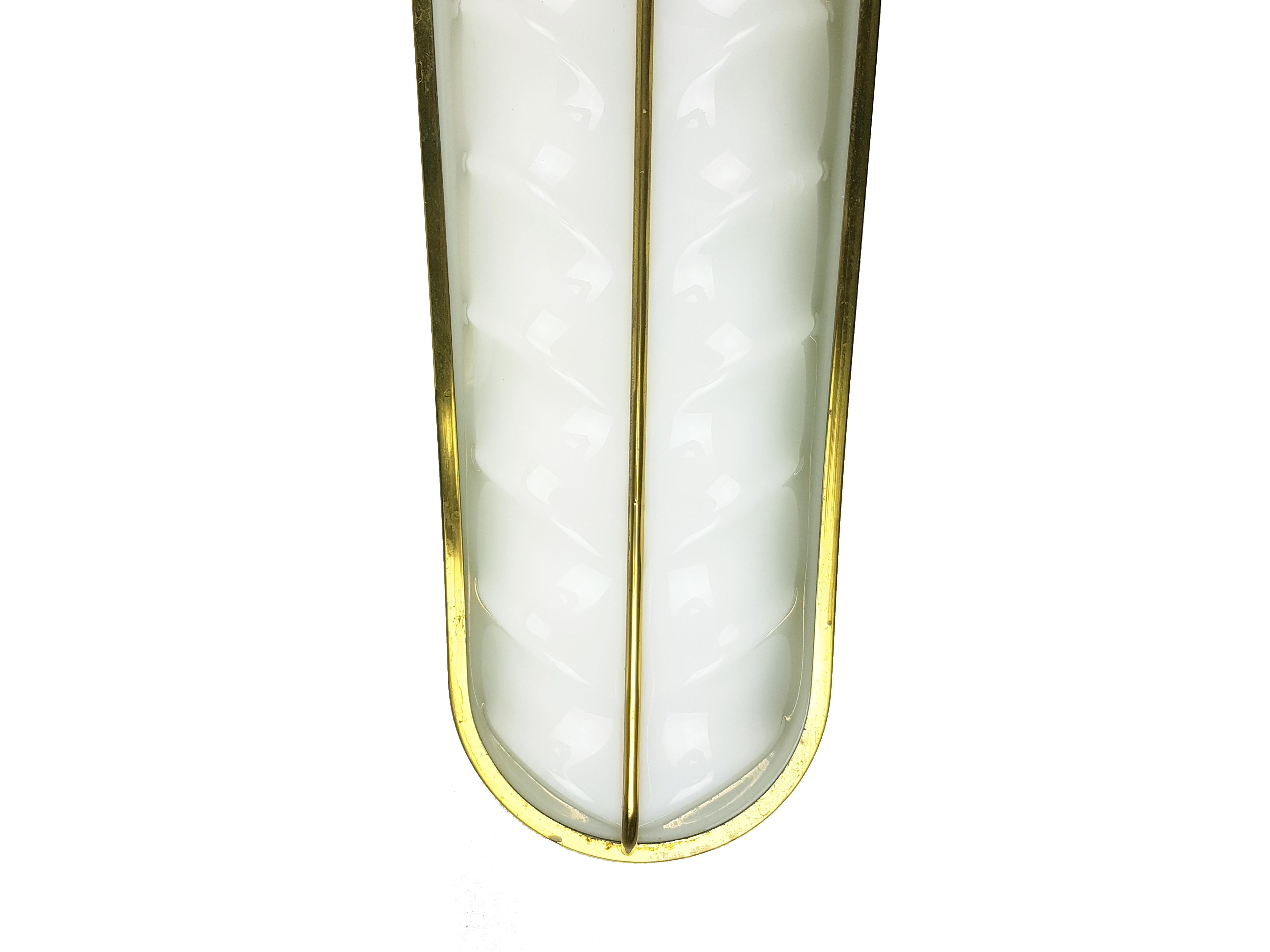 Large white perspex & metal, brass 1950s wall lamp from old italian Cinema In Good Condition For Sale In Varese, Lombardia