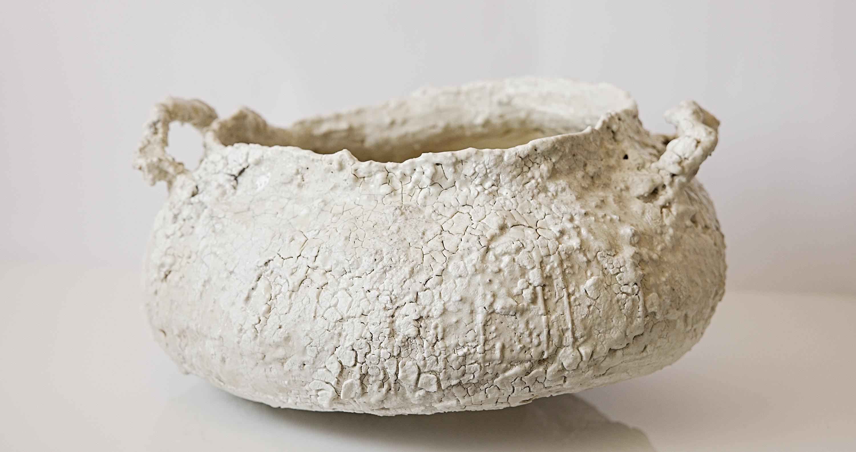 Scopri la ciotola in gres Relics Large Low, la ciotola di grandi dimensioni perfetta da utilizzare ovunque, soprattutto sull'isola della cucina. Questo squisito pezzo è realizzato a mano in gres e impreziosito da uno smalto bianco sporco opaco e