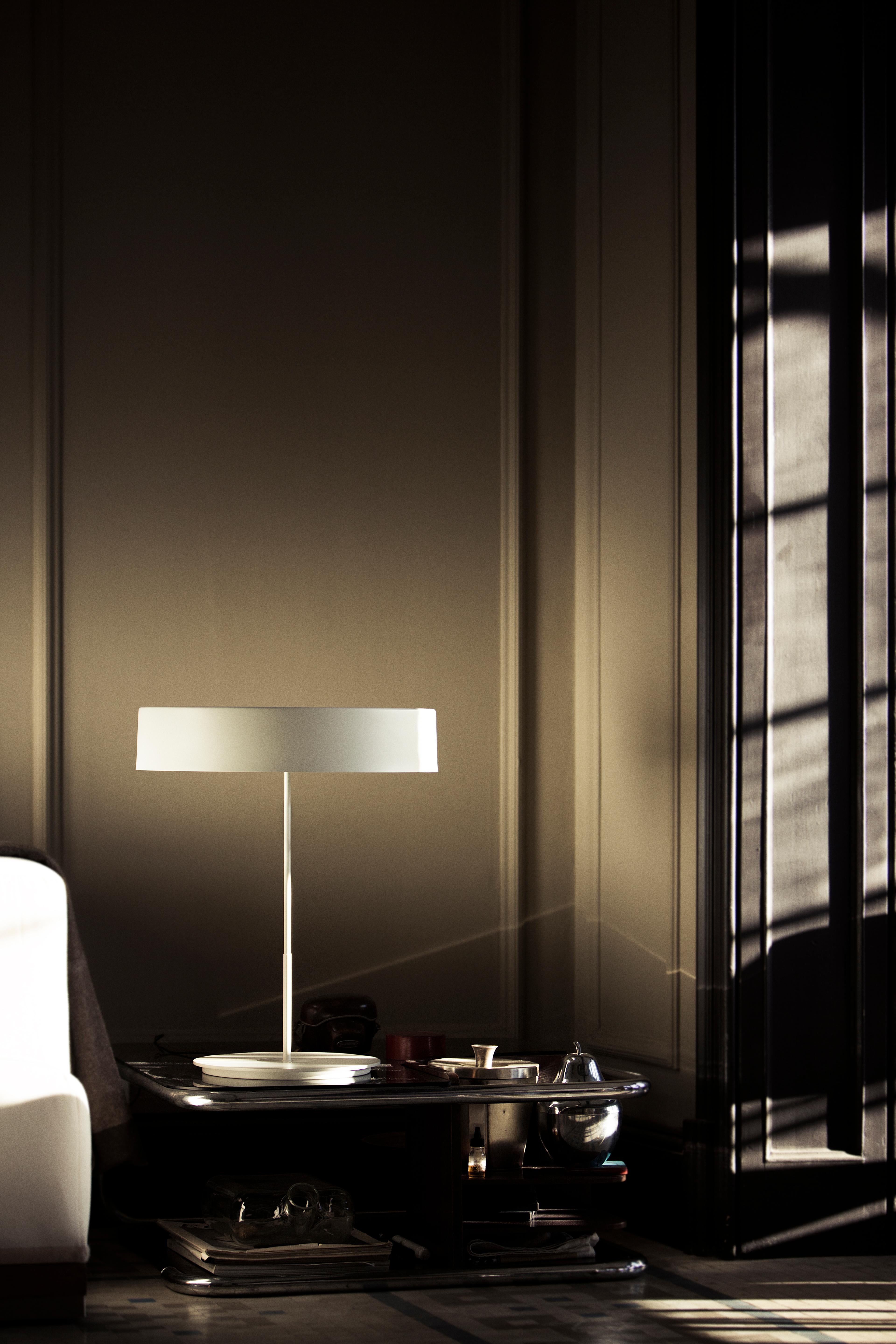 Große weiße Sin-Tischlampe von Antoni Arola (Metall) im Angebot