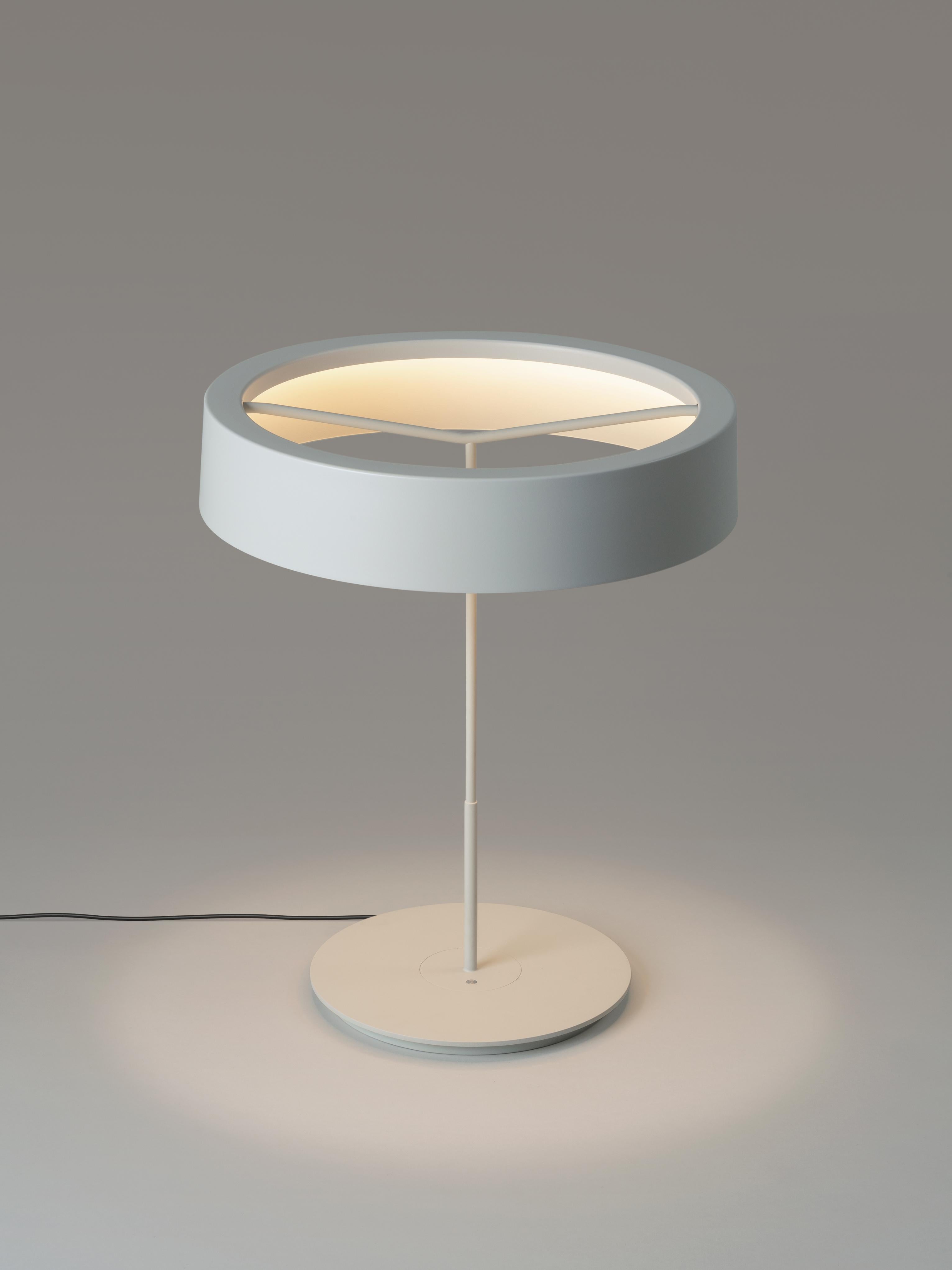 Large white sin table lamp with shade II by Antoni Arola
Dimensions: D 48 x H 58 cm.
Materials: Metal.
Lampshade: White S&C aluminium.
Available in white or graphite, with or without shade.

A lamp that combines simplicity and technology to