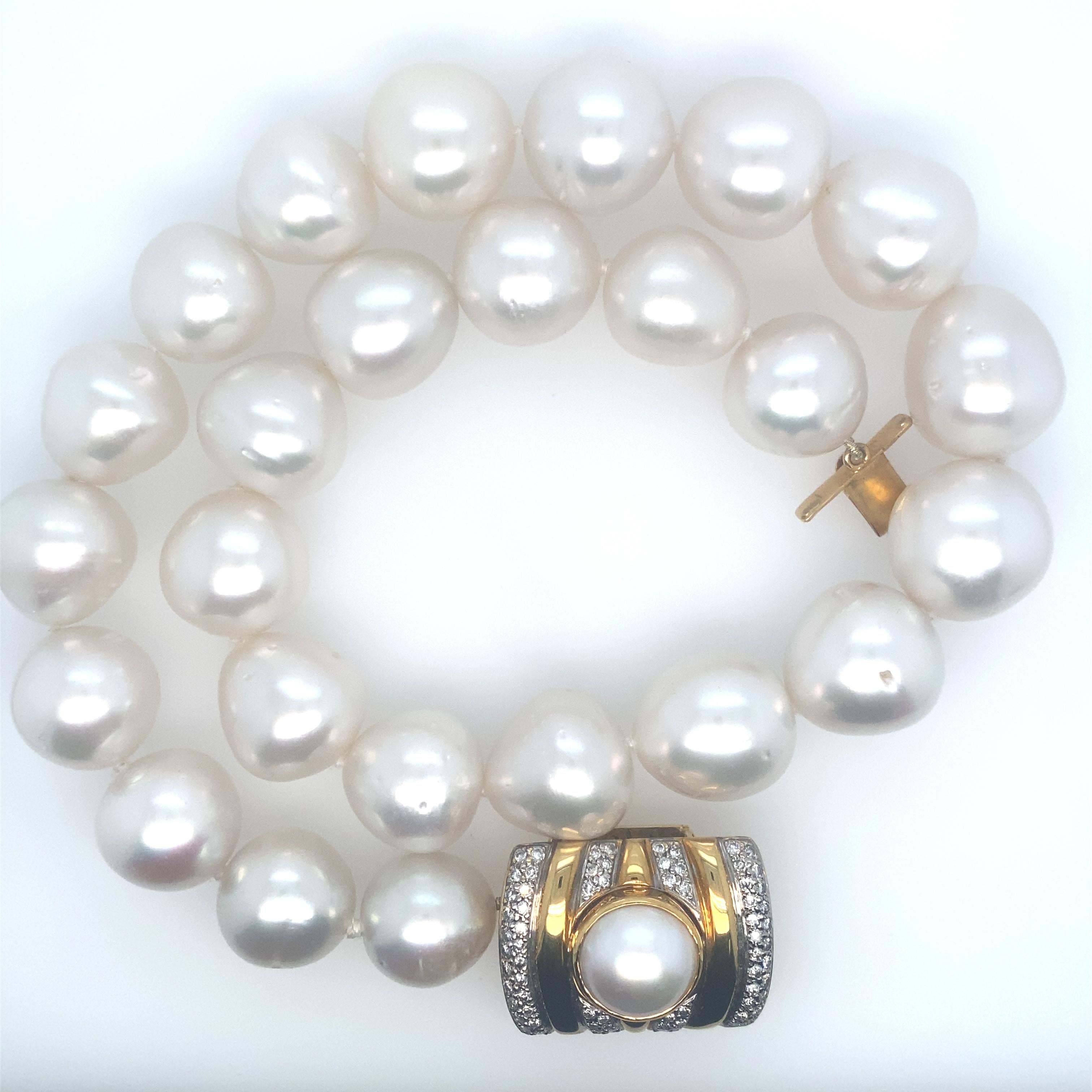 Moderne Grandes perles blanches des mers du Sud et diamants en vente