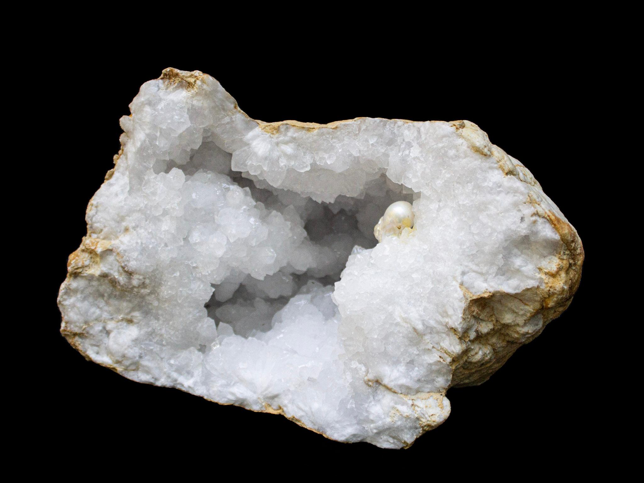 Large White Split Crystal Geodes with Natural Baroque Pearls In Excellent Condition For Sale In Dublin, Dalkey