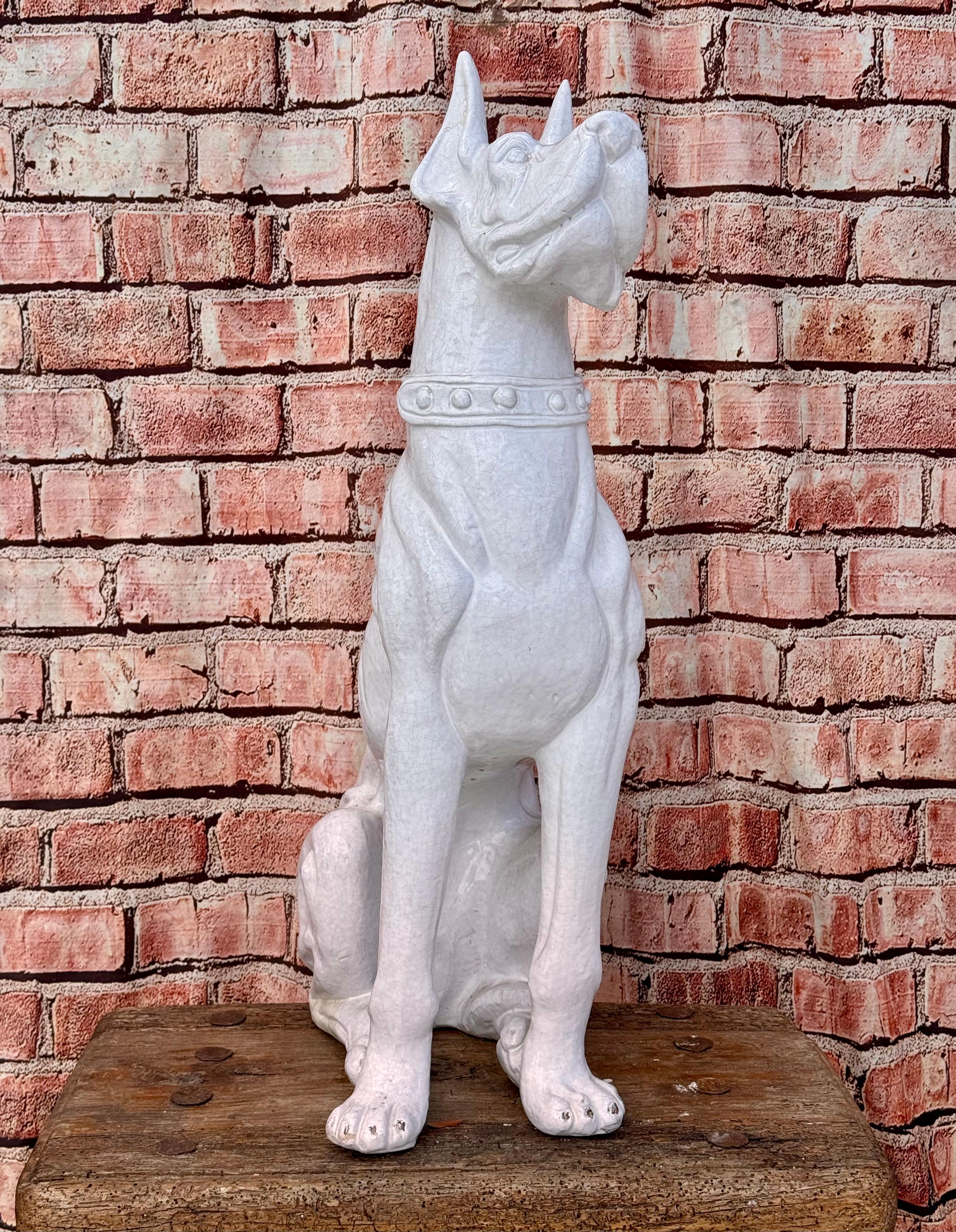 Grande statue de chien dogue de Bordeaux en terre cuite blanche Bon état à Bradenton, FL