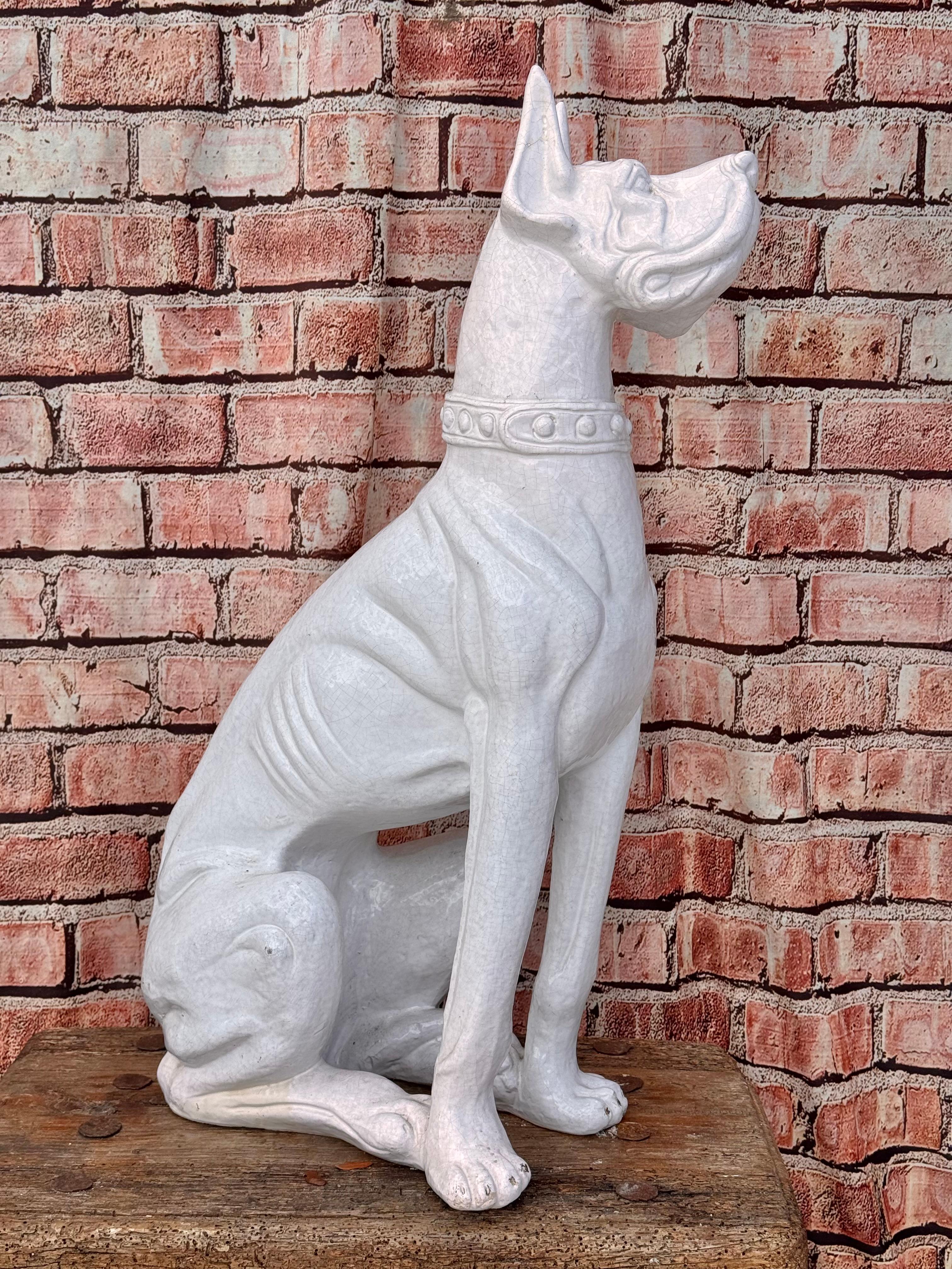 20ième siècle Grande statue de chien dogue de Bordeaux en terre cuite blanche