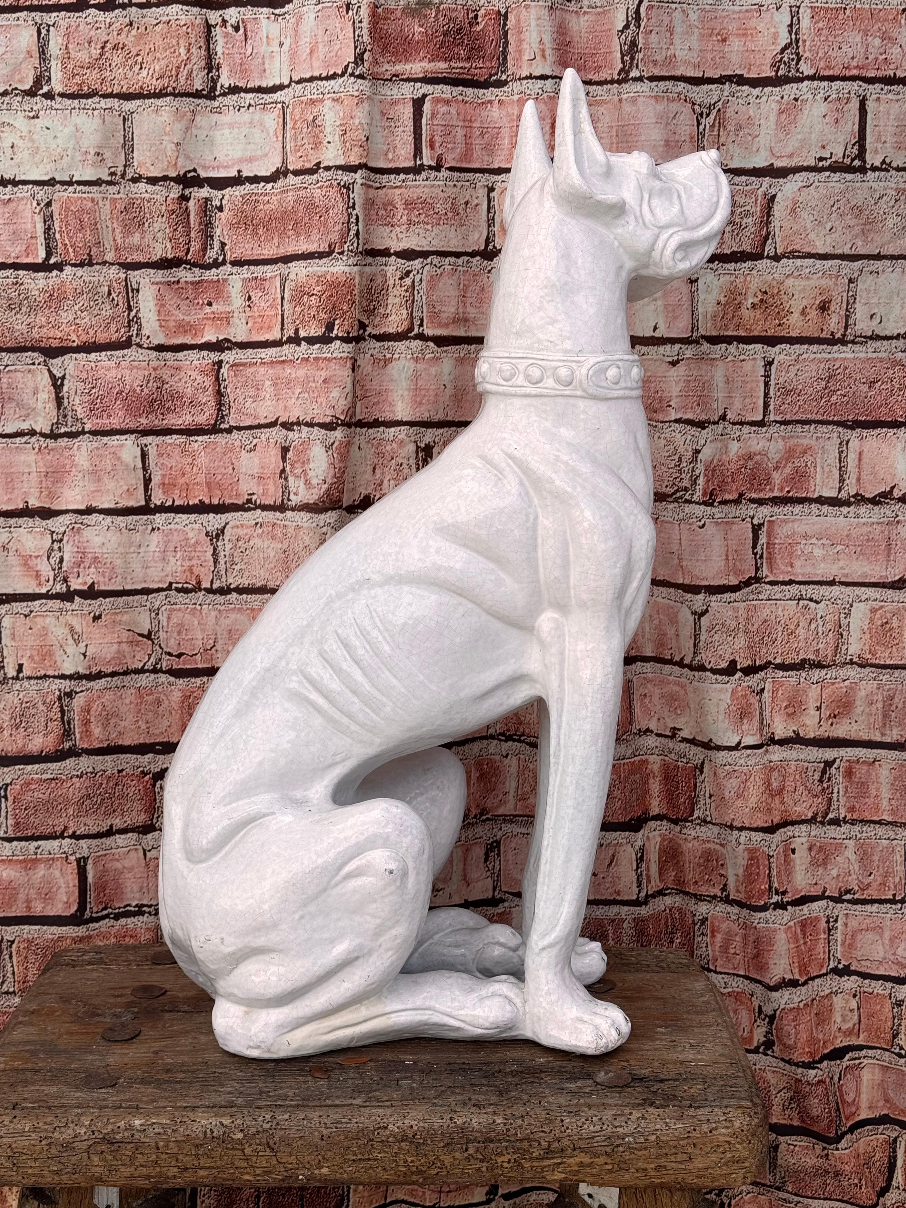 Grande statue de chien dogue de Bordeaux en terre cuite blanche 1