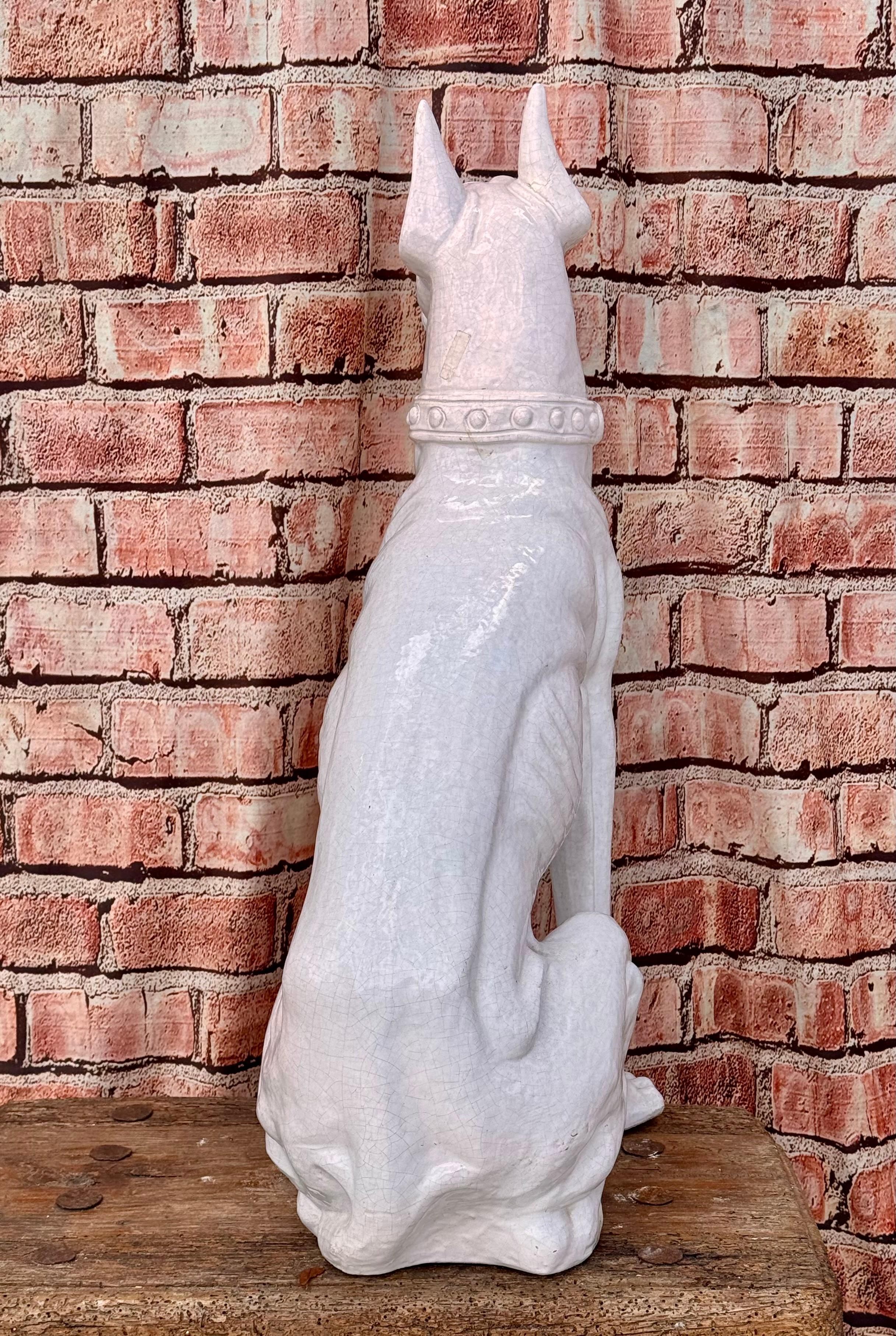 Grande statue de chien dogue de Bordeaux en terre cuite blanche 2