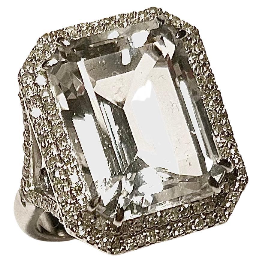 Ring mit weißem Topas und Pavé-Diamanten im Angebot