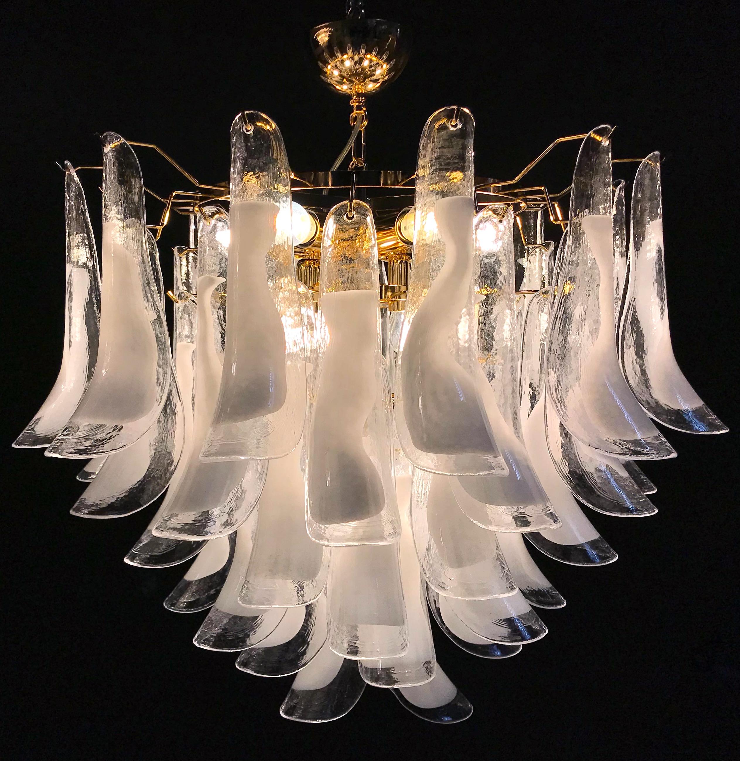 Large White Tulip Petals Murano Chandelier or Ceiling Light In Excellent Condition In Rome, IT