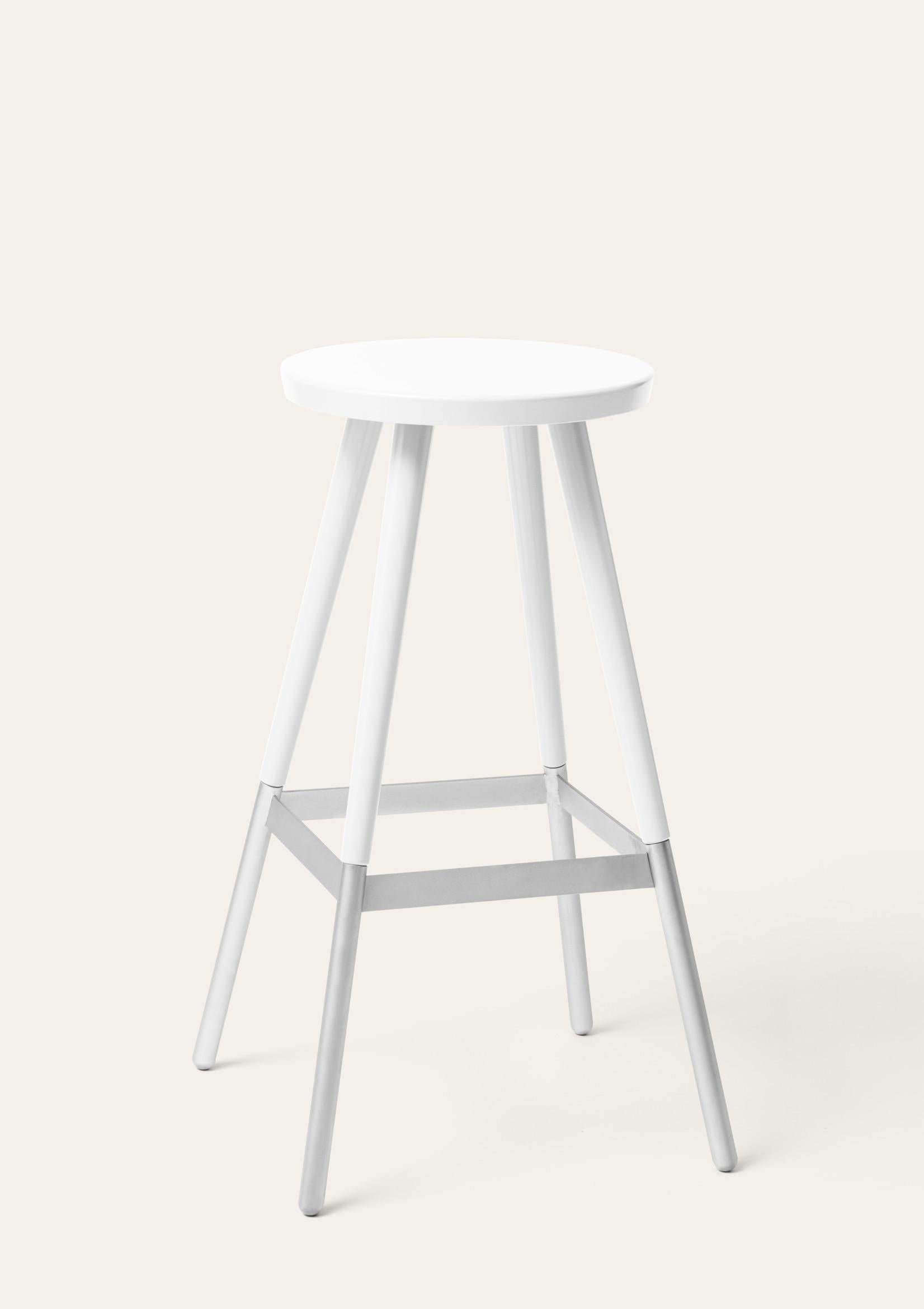 Grand tabouret blanc Tupp par Storängen Design/One
Dimensions : D 45 x L 45 x H 82 cm
Matériaux : bois de bouleau, acier nickelé.
Egalement disponible dans d'autres couleurs et avec dossier.

Donnez du caractère au bar ! Tupp est disponible en deux