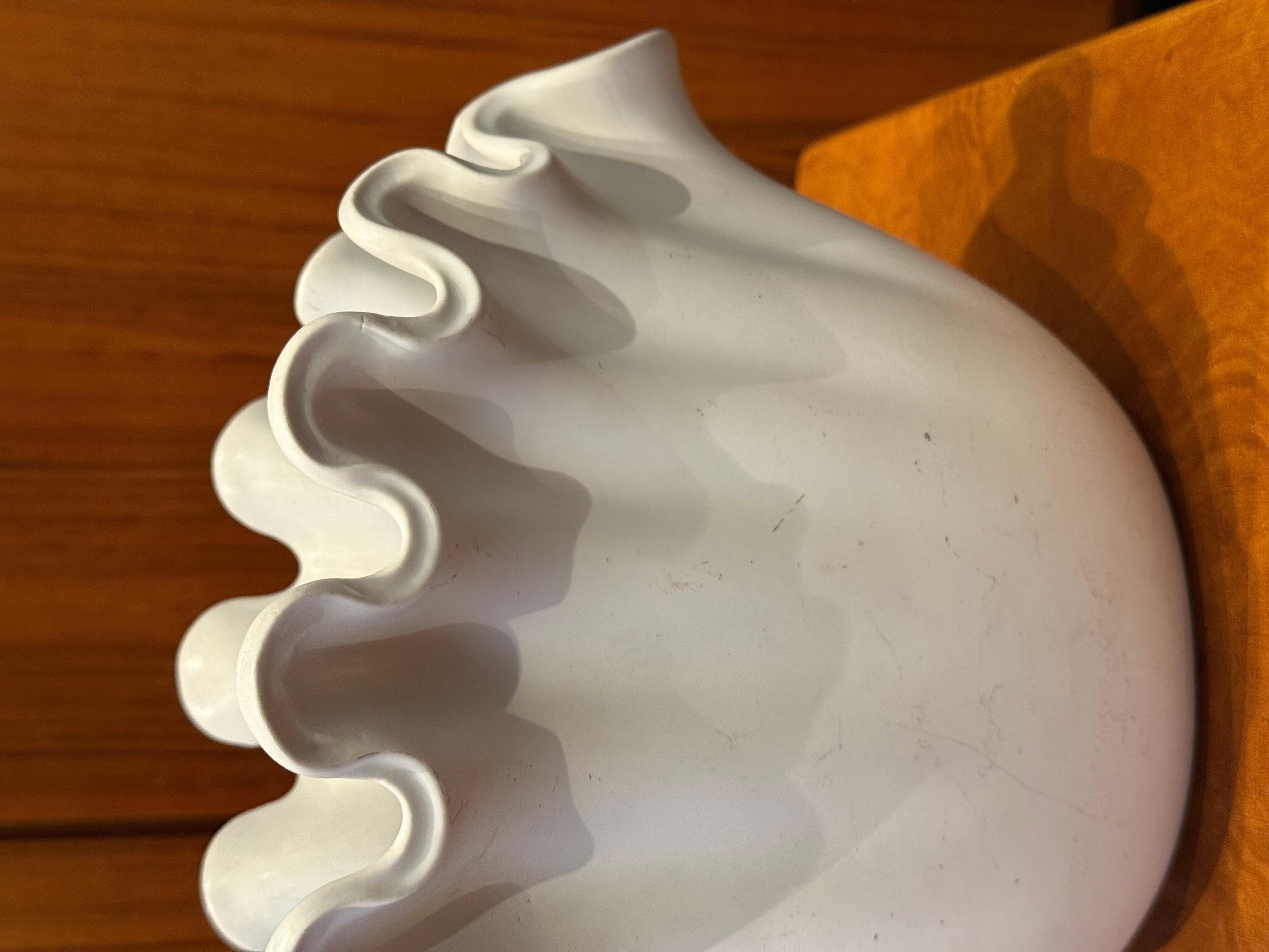 Grande vaso a conchiglia VÅGA bianco di Wilhelm Kage per Gustavsberg, Svezia, anni '40 in vendita 3