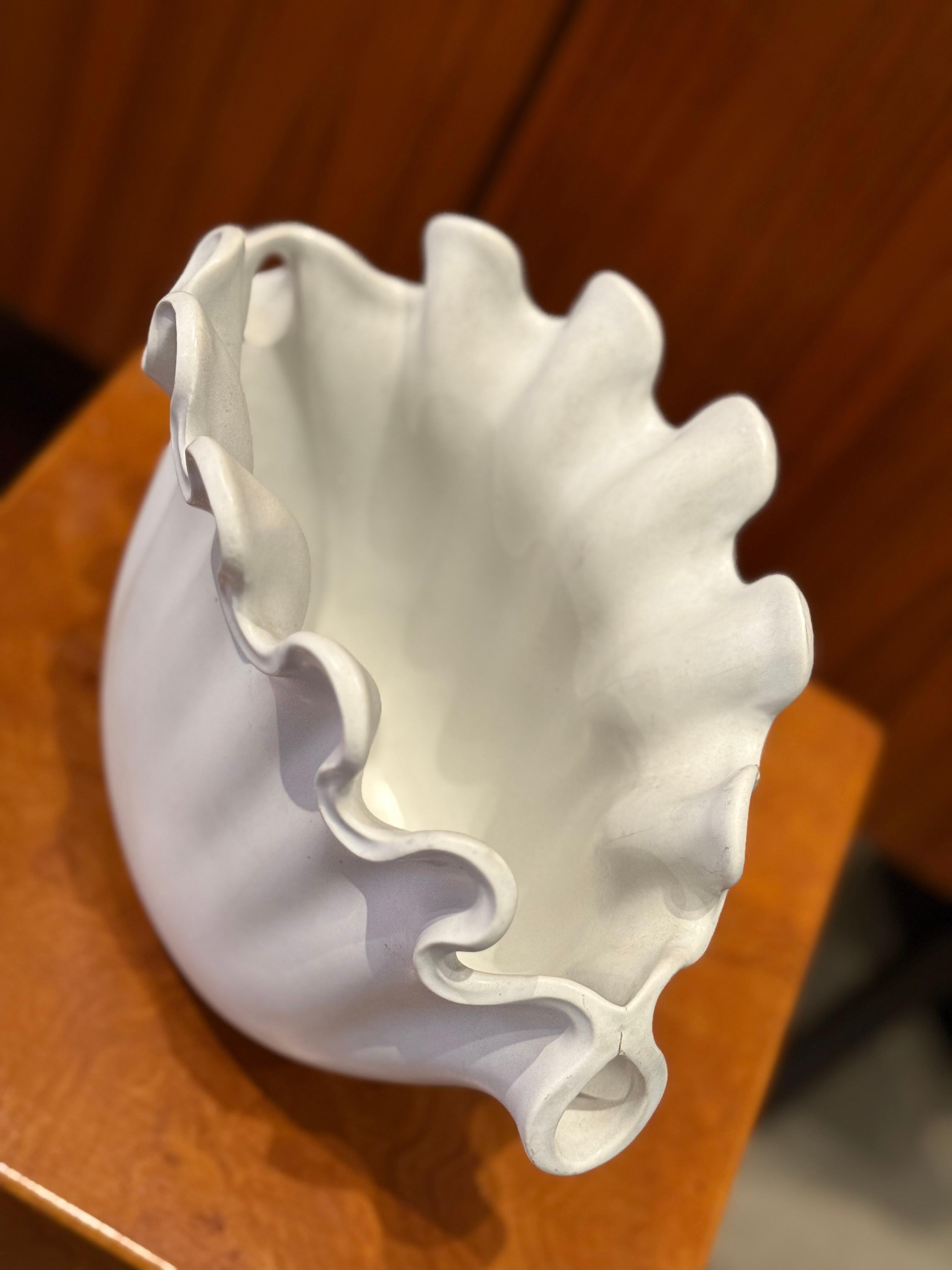 Grande vaso a conchiglia VÅGA bianco di Wilhelm Kage per Gustavsberg, Svezia, anni '40 in vendita 6