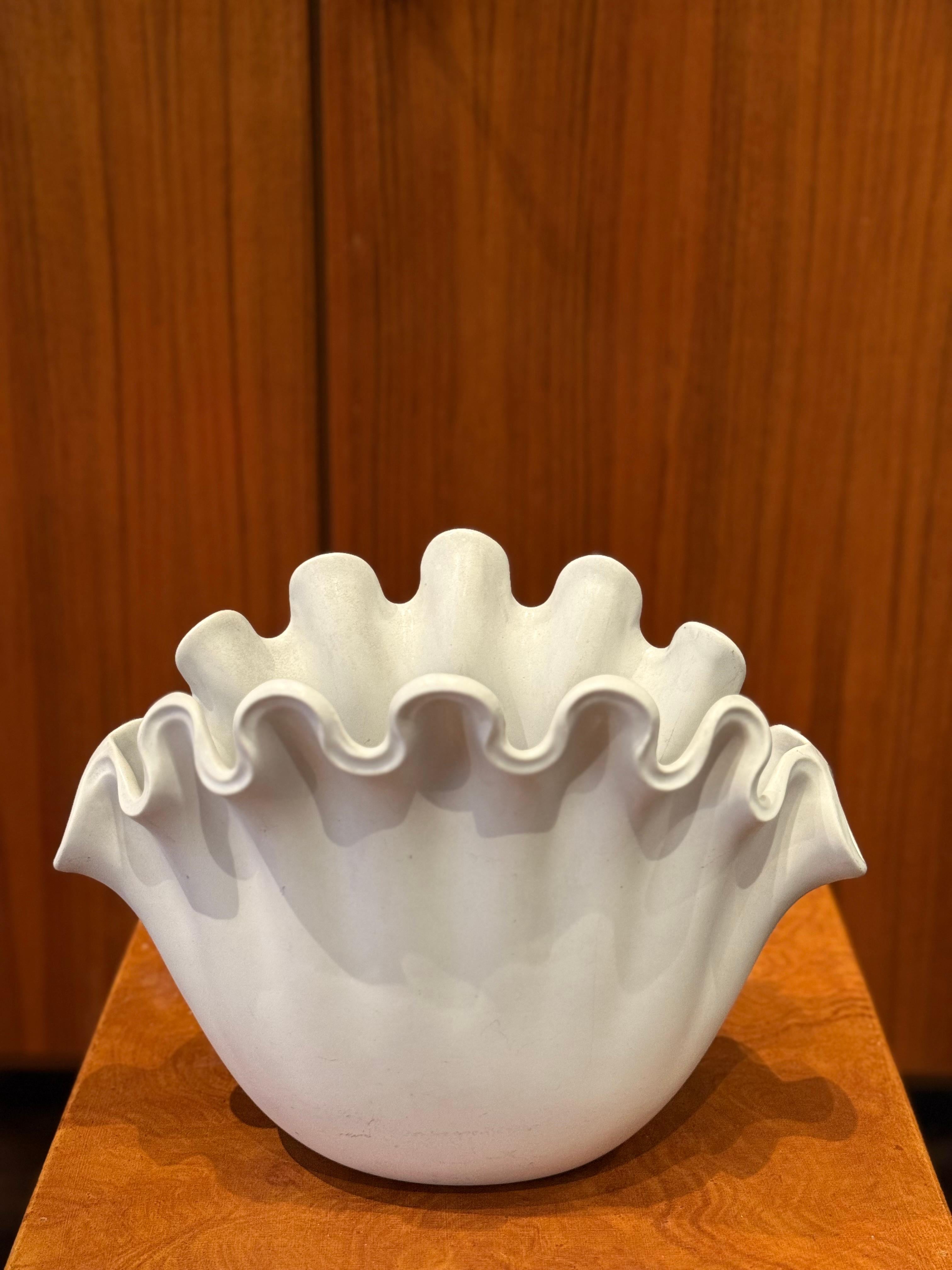 Mid-Century moderno Grande vaso a conchiglia VÅGA bianco di Wilhelm Kage per Gustavsberg, Svezia, anni '40 in vendita