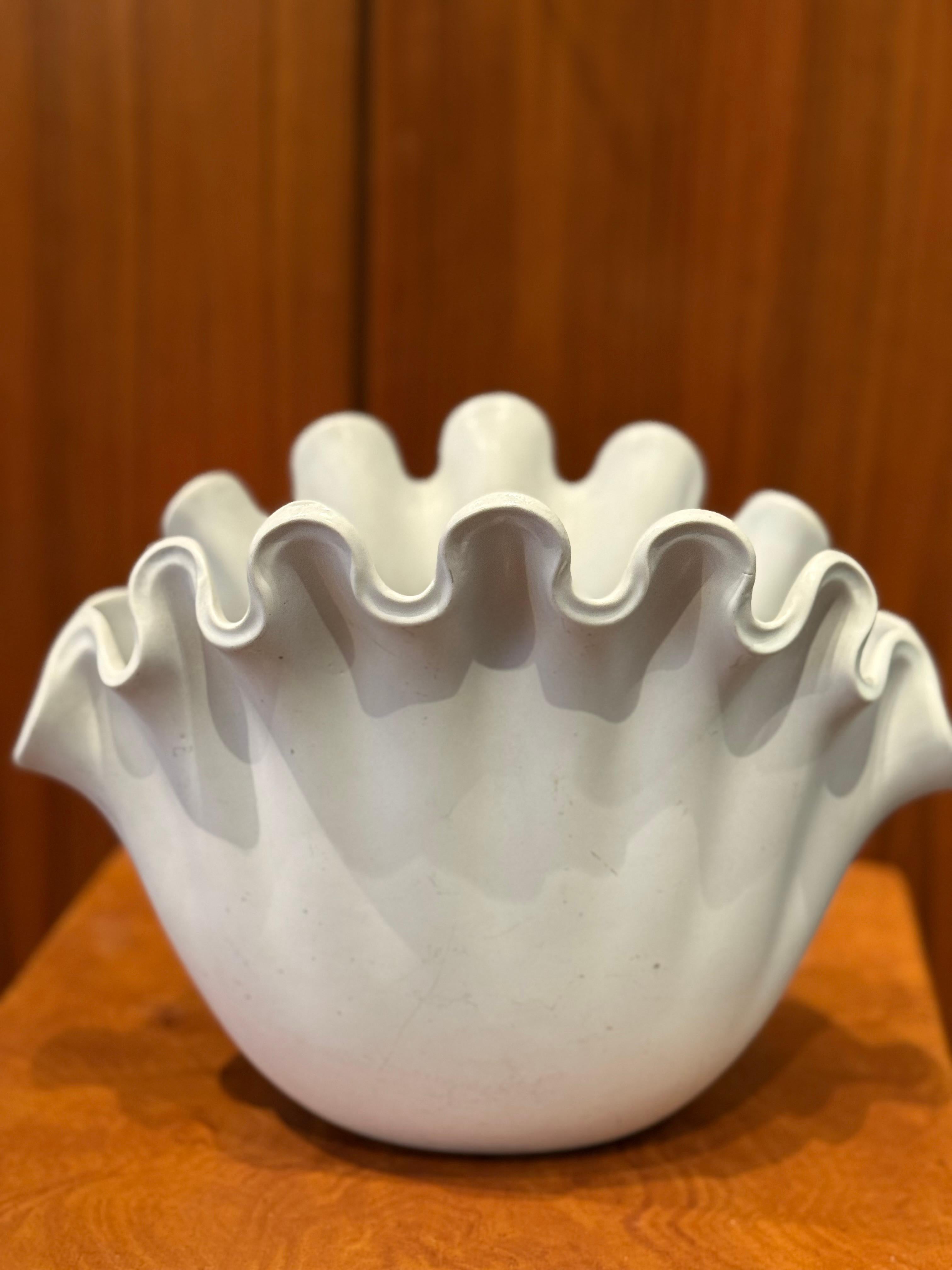 Svedese Grande vaso a conchiglia VÅGA bianco di Wilhelm Kage per Gustavsberg, Svezia, anni '40 in vendita