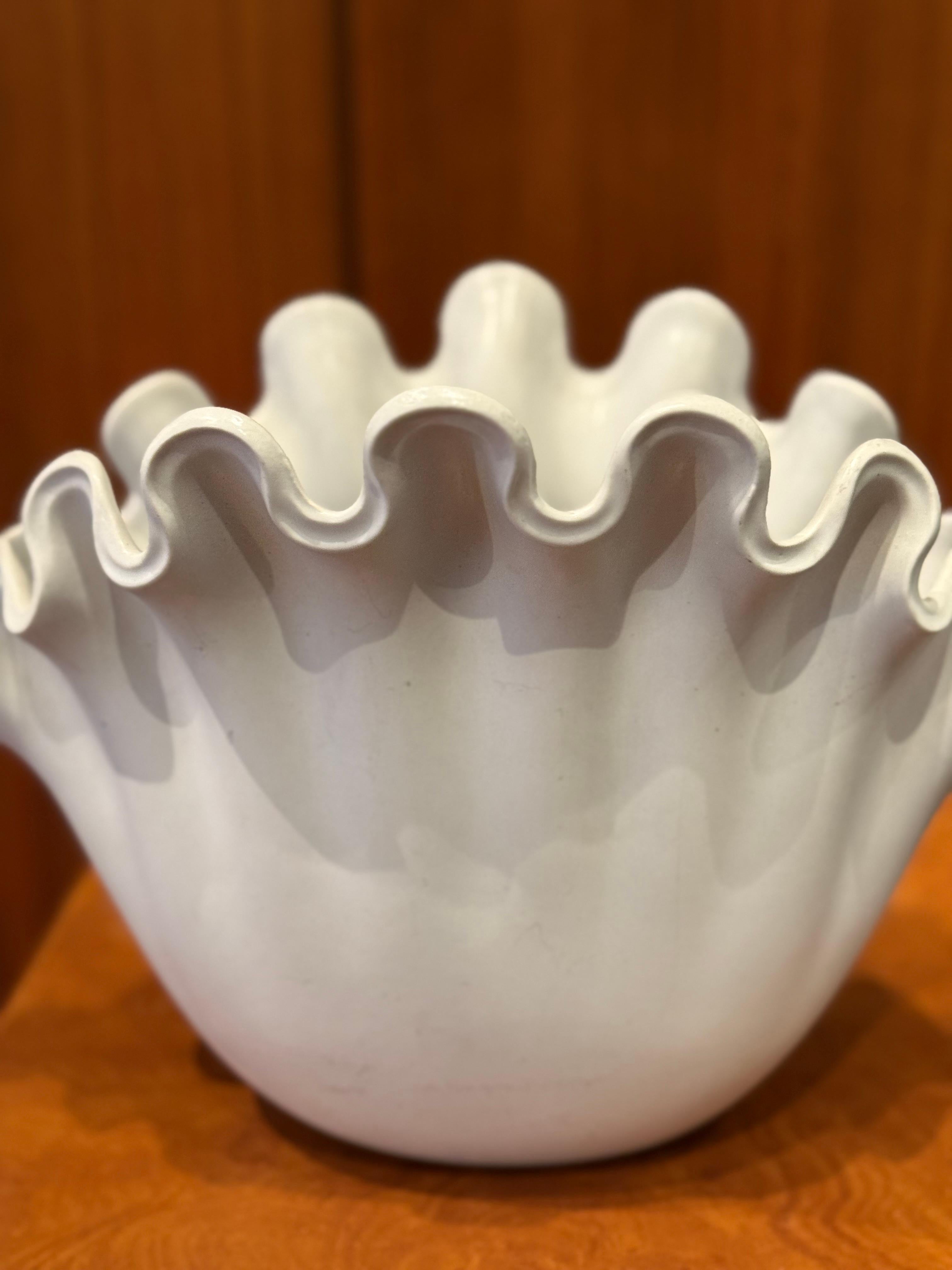 Smaltato Grande vaso a conchiglia VÅGA bianco di Wilhelm Kage per Gustavsberg, Svezia, anni '40 in vendita