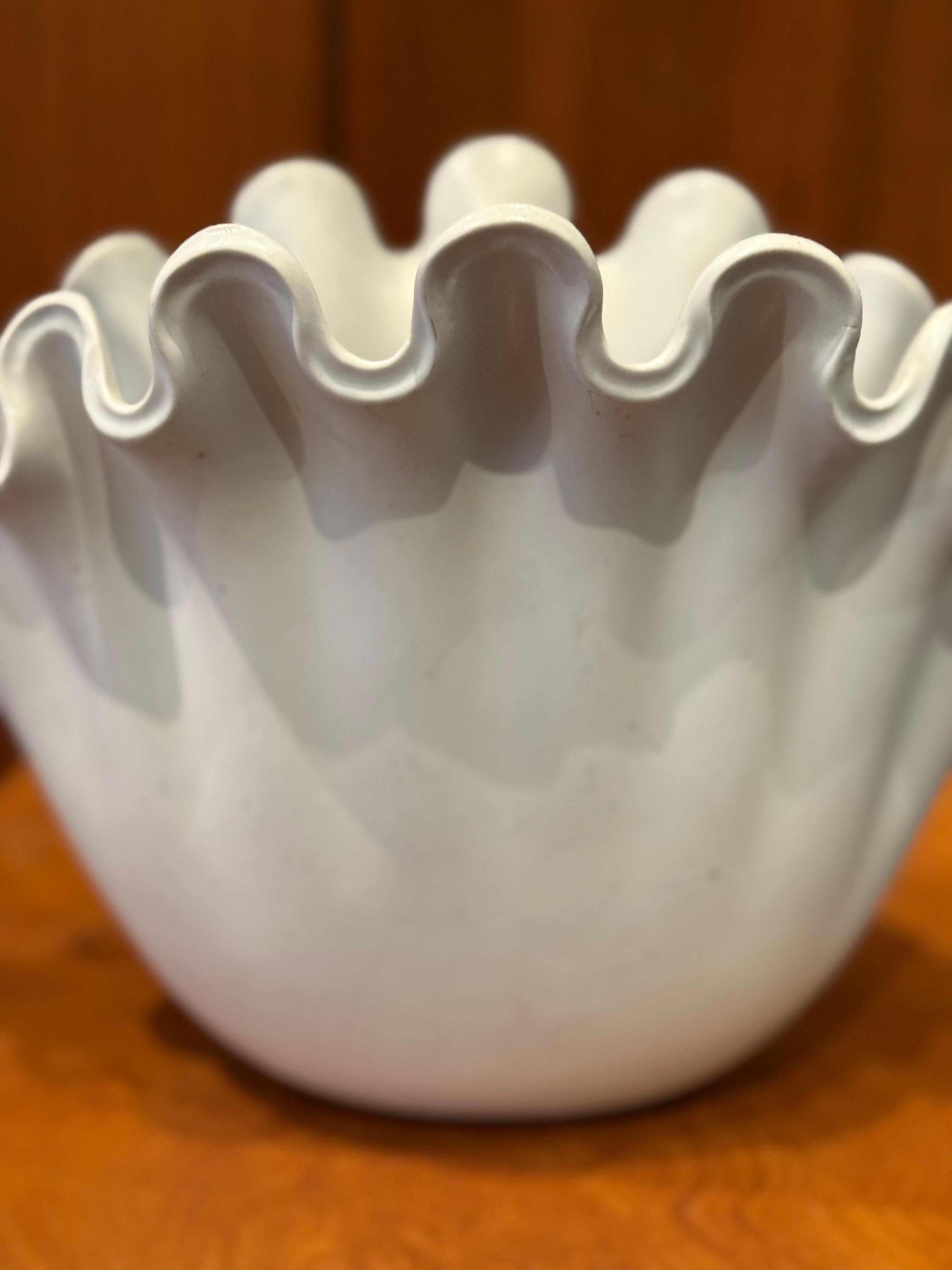 Grande vaso a conchiglia VÅGA bianco di Wilhelm Kage per Gustavsberg, Svezia, anni '40 In condizioni buone in vendita a Bromma, SE